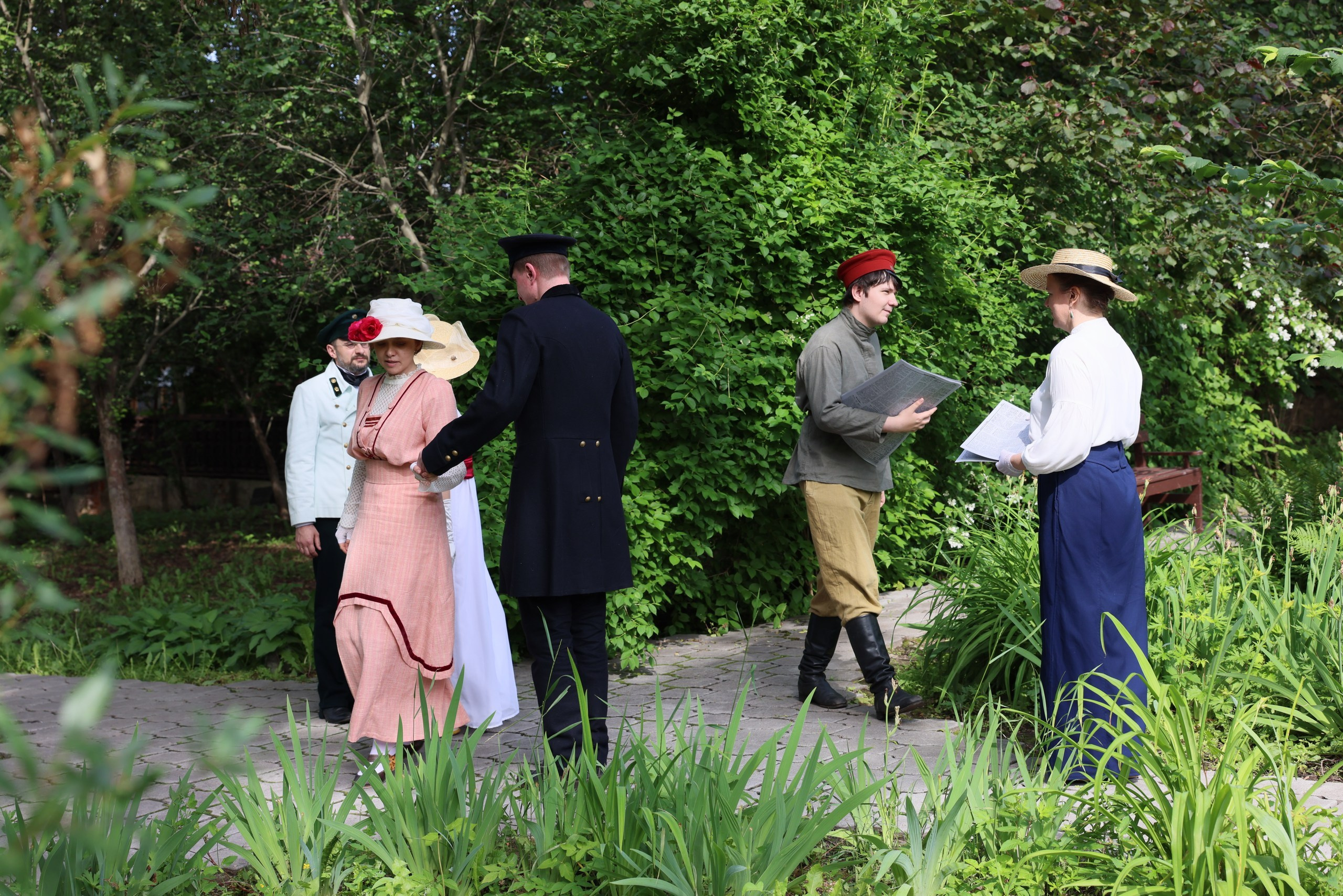 Усадьба Вересаева. Гости в саду. Фотограф в Туле Крупский АнДРей. Фотостудия «КАДР71» в Туле