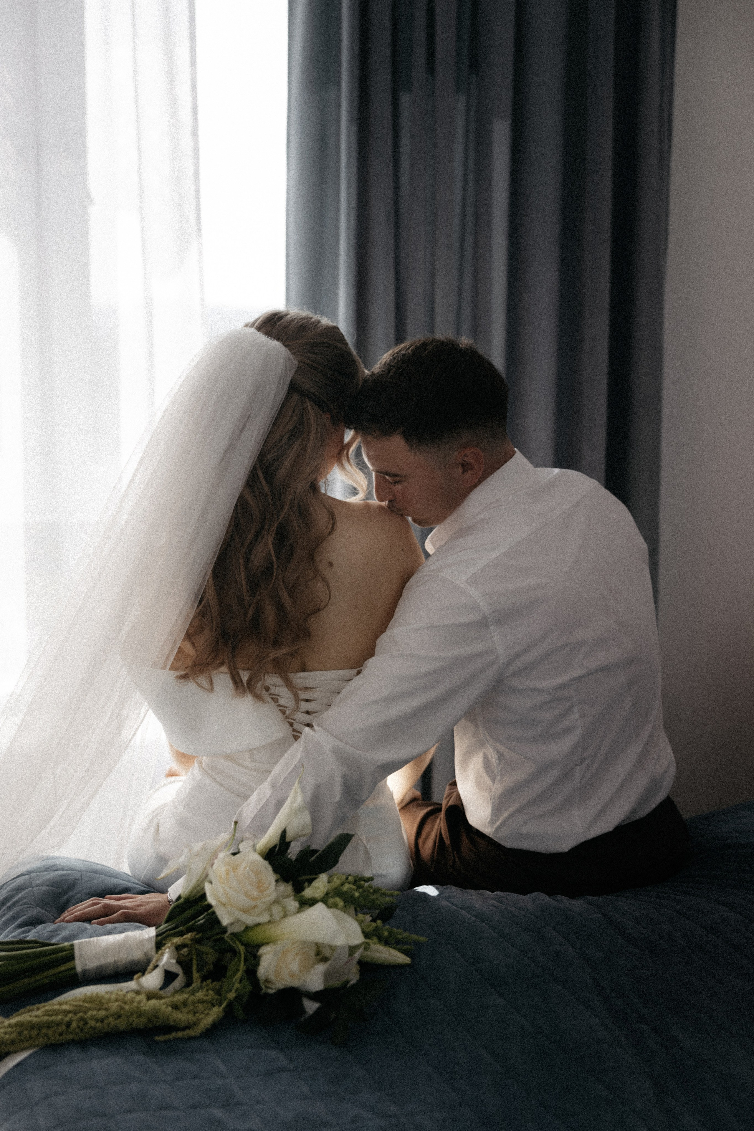 Свадебная фотосессия в стильном лифте элитного дома Москвы