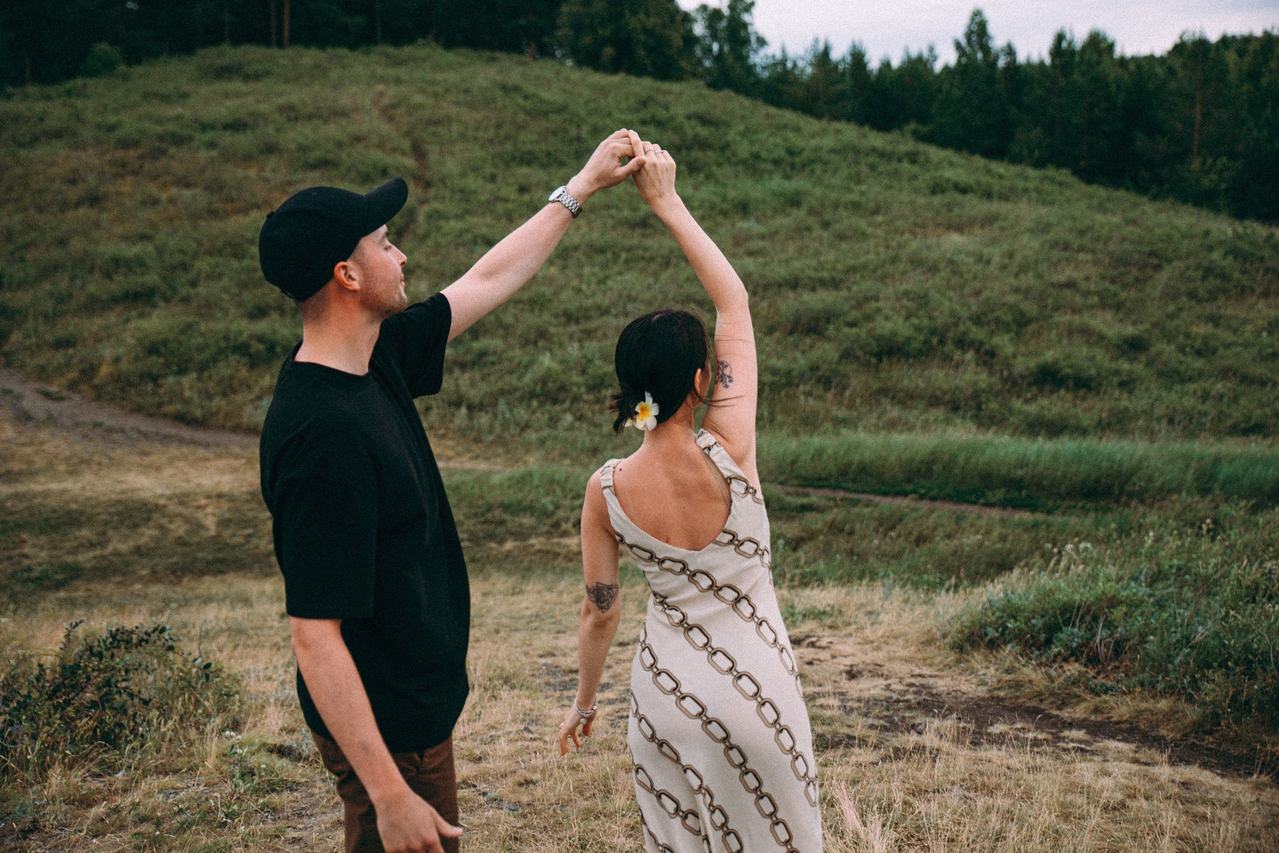 девушка и парень танцуют на природе