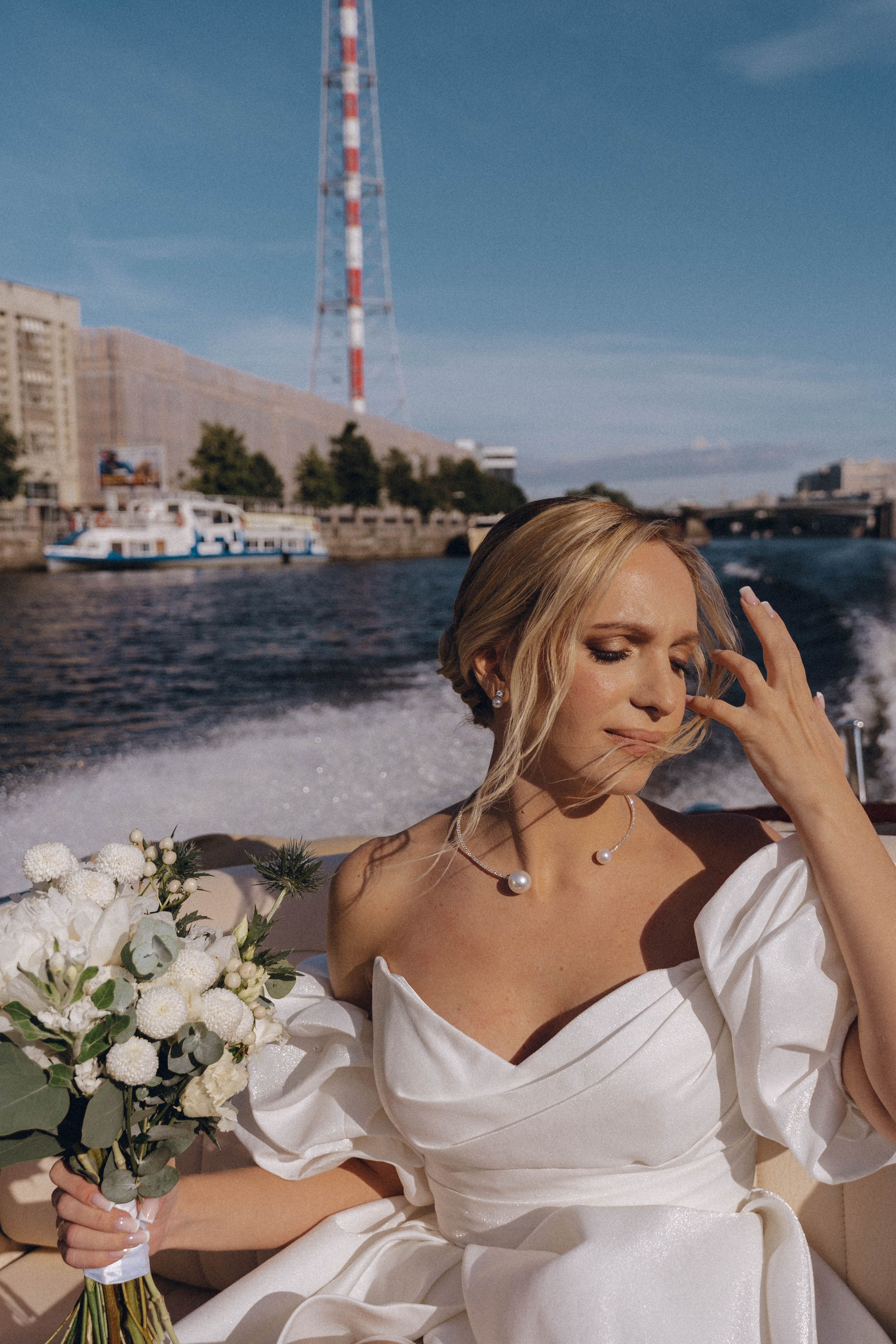 СВАДЕНБНАЯ СЬЕМКА НА КАТЕРЕ ПО КАНАЛАМ САНКТ-ПЕТЕРБУРГА И В АКВАТОРИИ НЕВЫ. Профессиональный фотограф, Санкт-Петербург — Виктория Богомолова