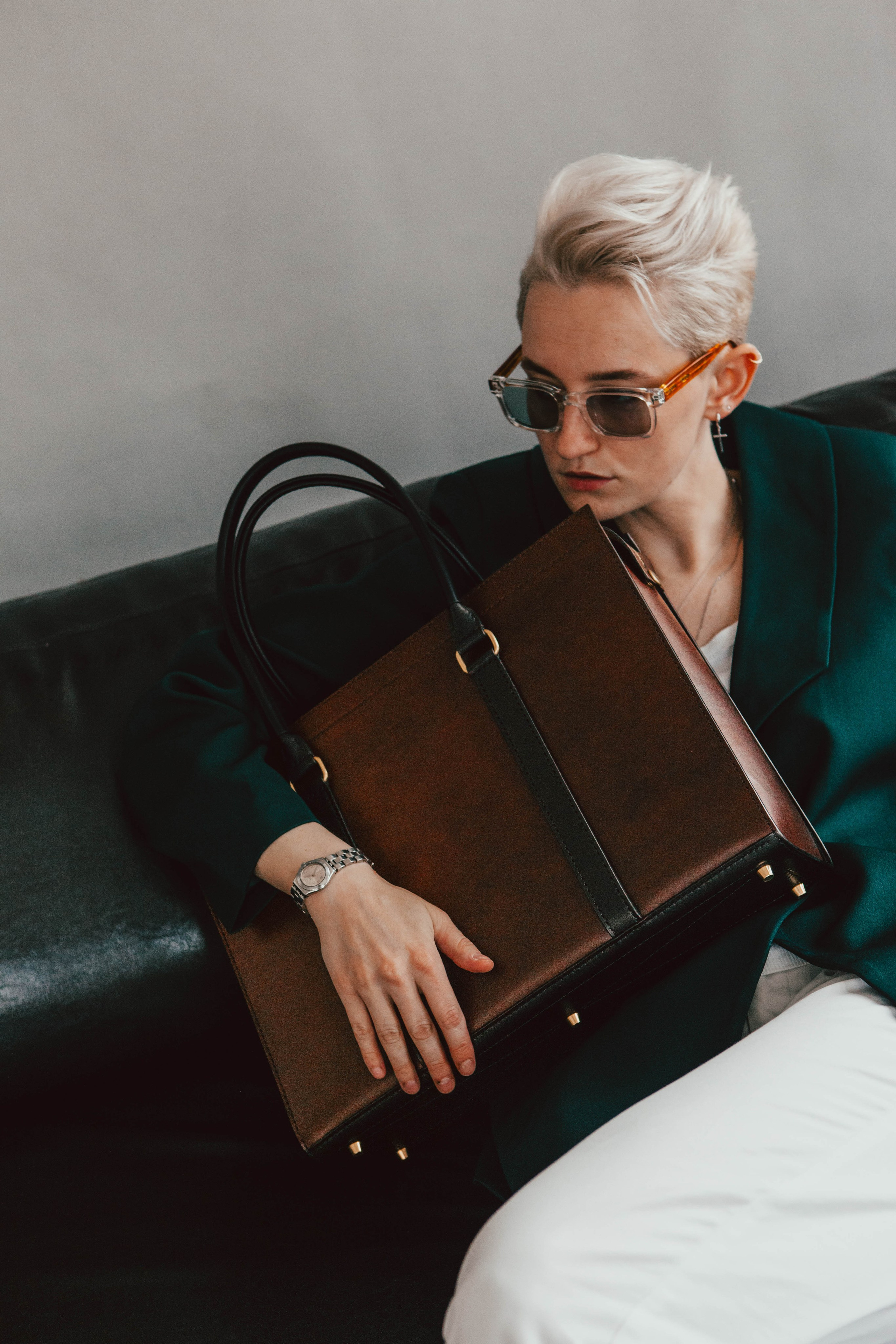 Анна Гречаная и изделие Дана Настаса 💼. Фотограф Ольга Крукле