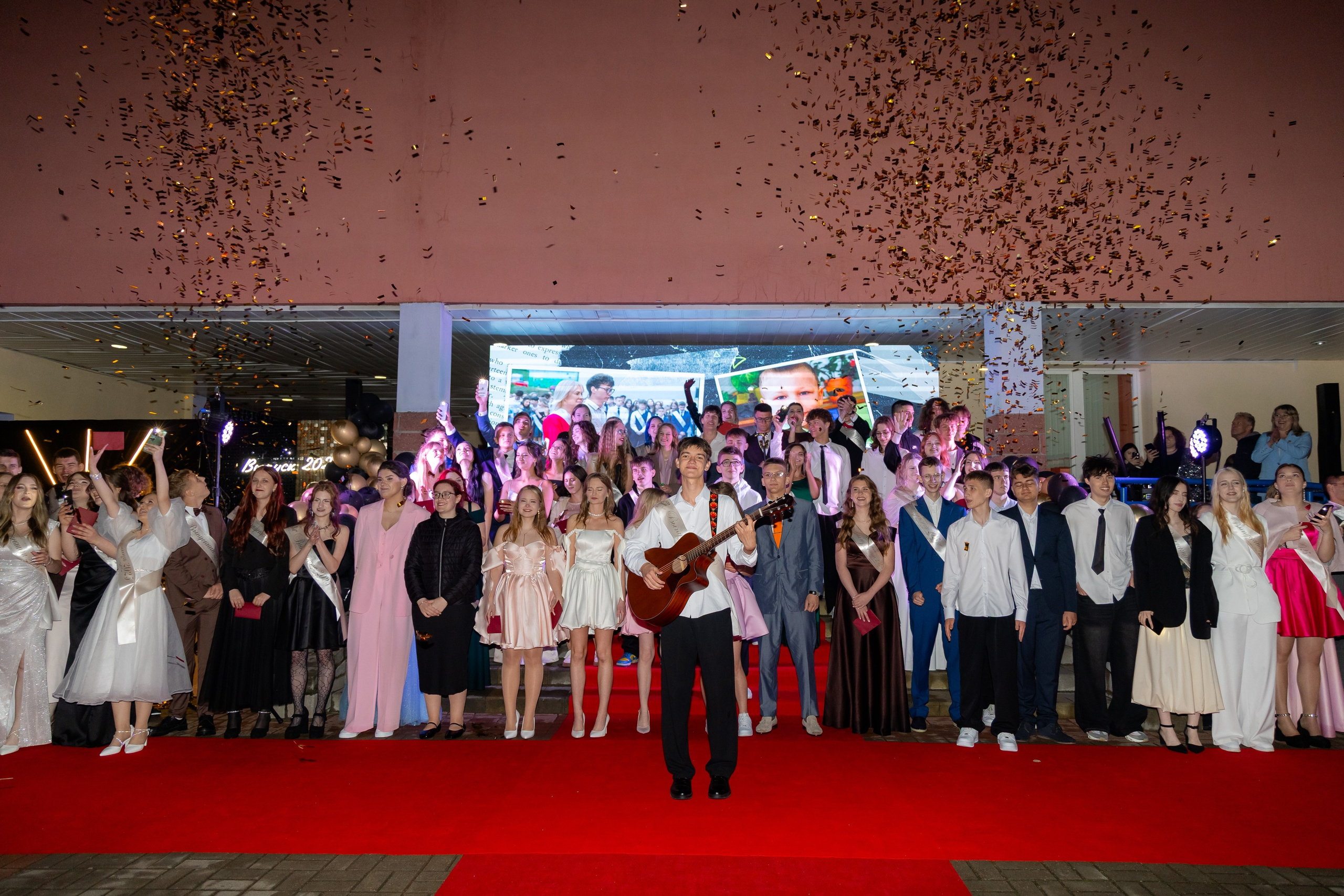 Школьный выпускной 2025 год в Минске, Беларуси. Свадебный фотограф в Минске/Беларуси Сергей Спиридонов