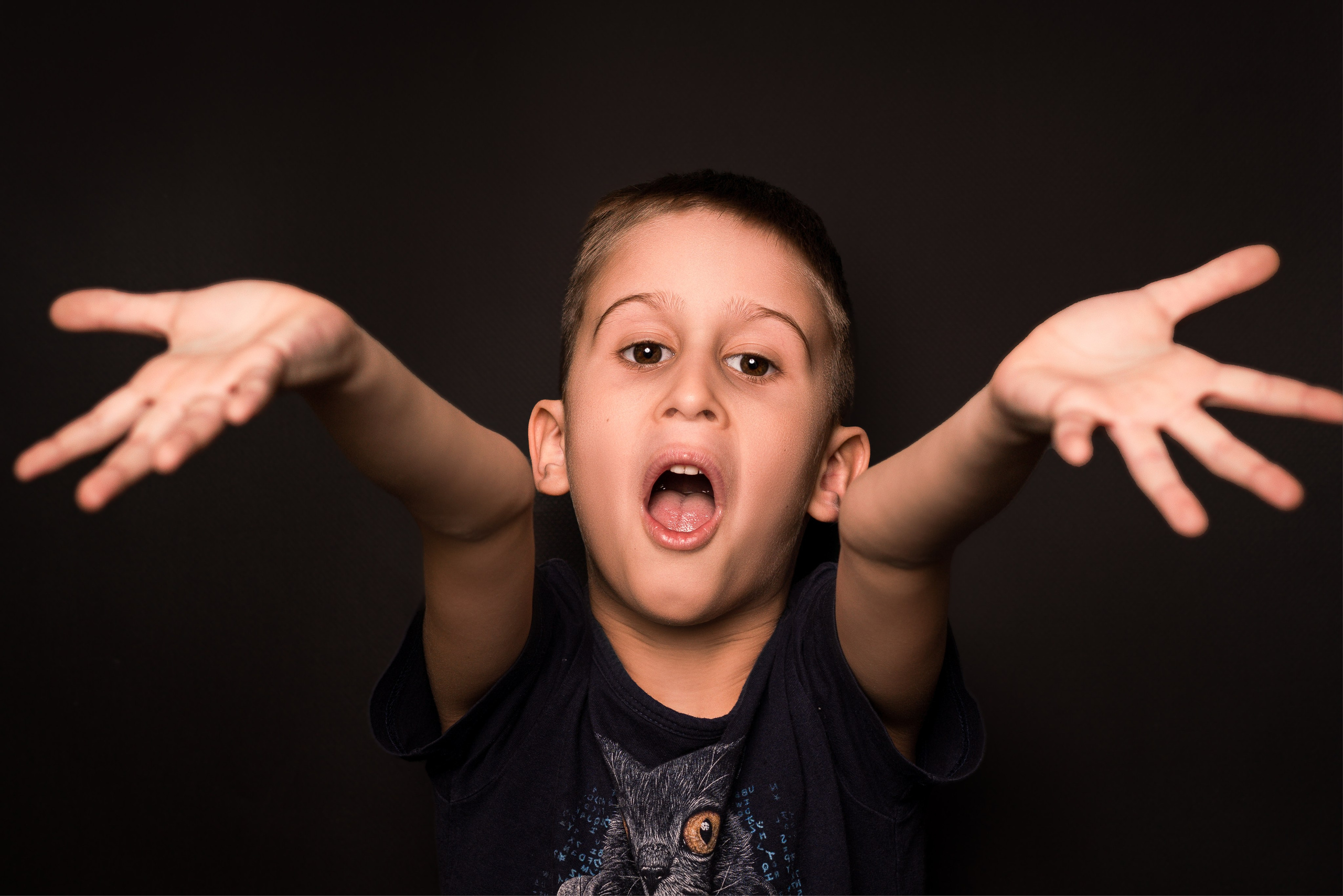 Детский сад, портреты на чёрном фоне. Фотограф Шунова Саша