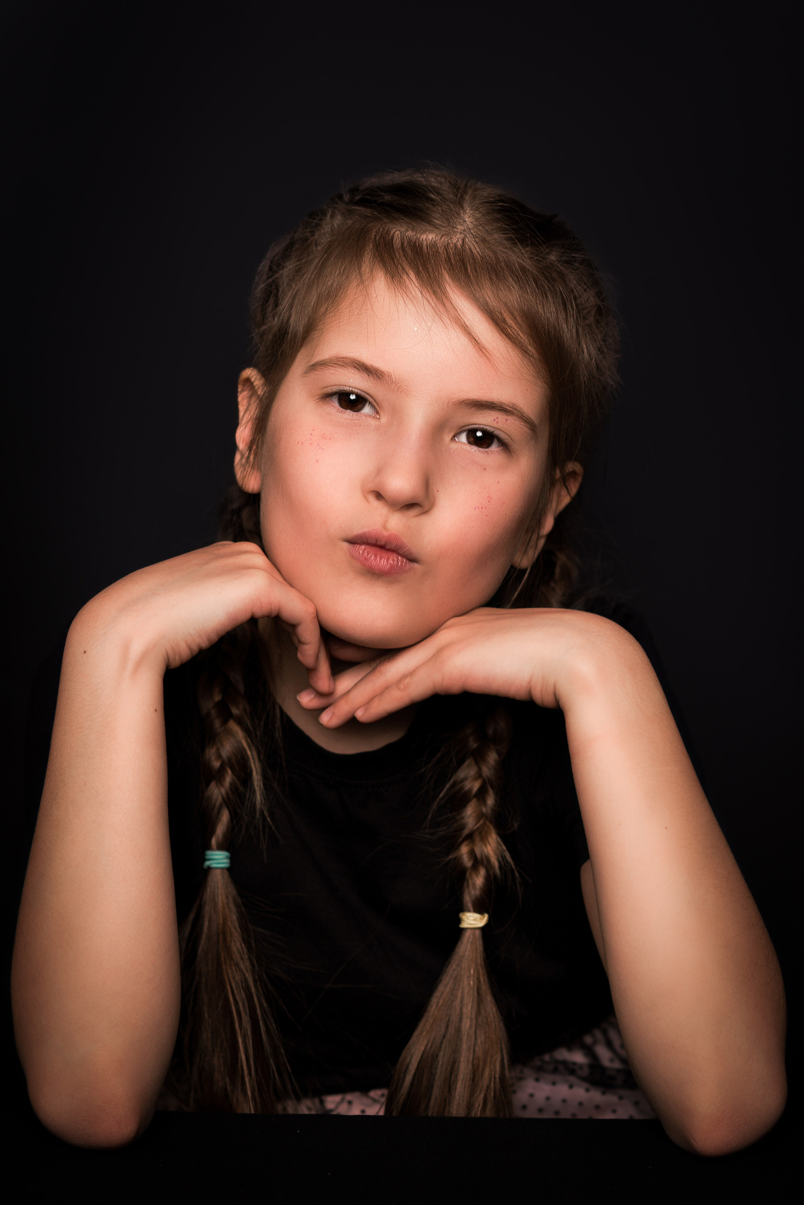 Детский сад, портреты на чёрном фоне. Фотограф Шунова Саша