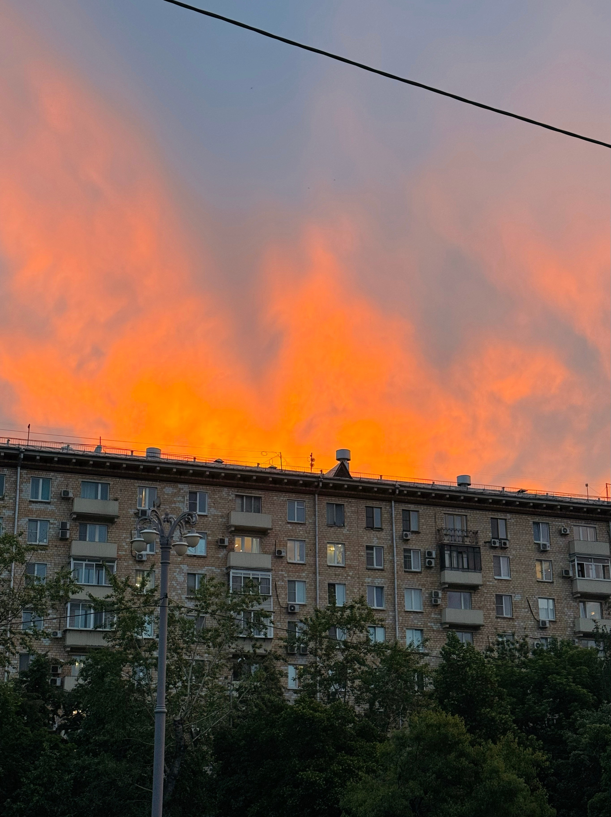 Огненный закат в спальном районе Отрадного