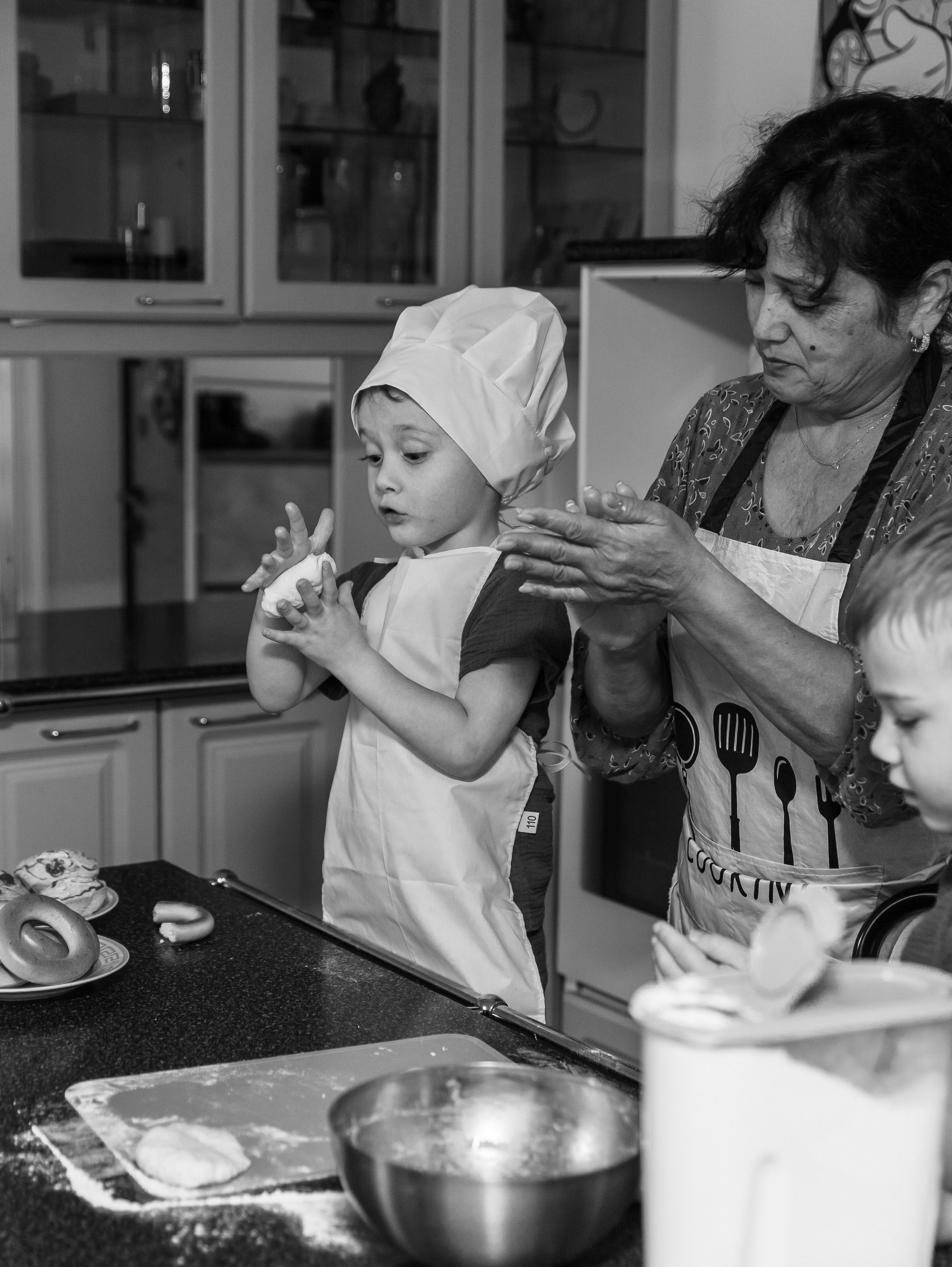 Бабушка и внуки пекут. Фотограф текстиля в Москве Ольга Иванова
