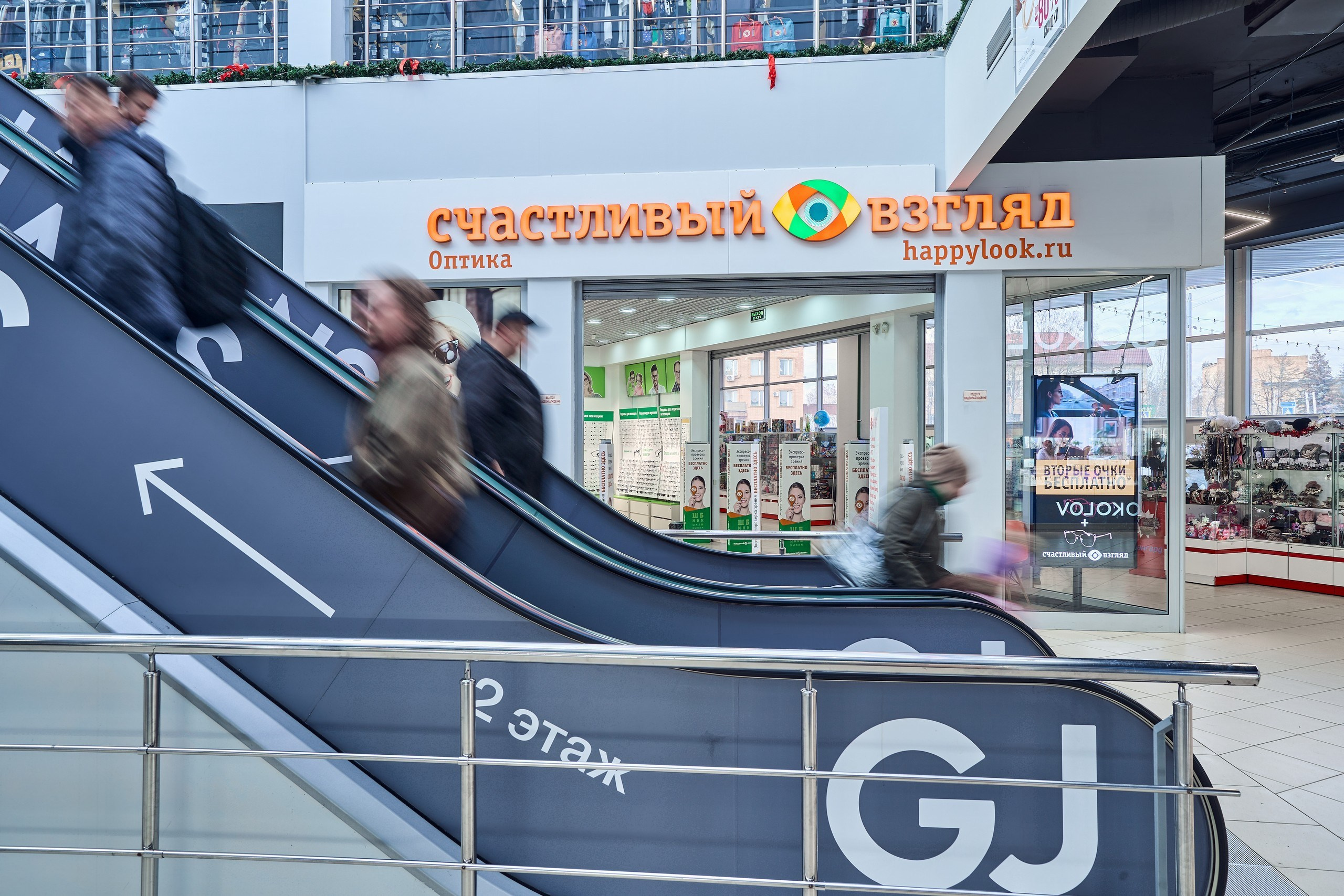 Интерьерная фотография с видом на эскалаторы на 2-й этаж ТЦ "Солнечный"