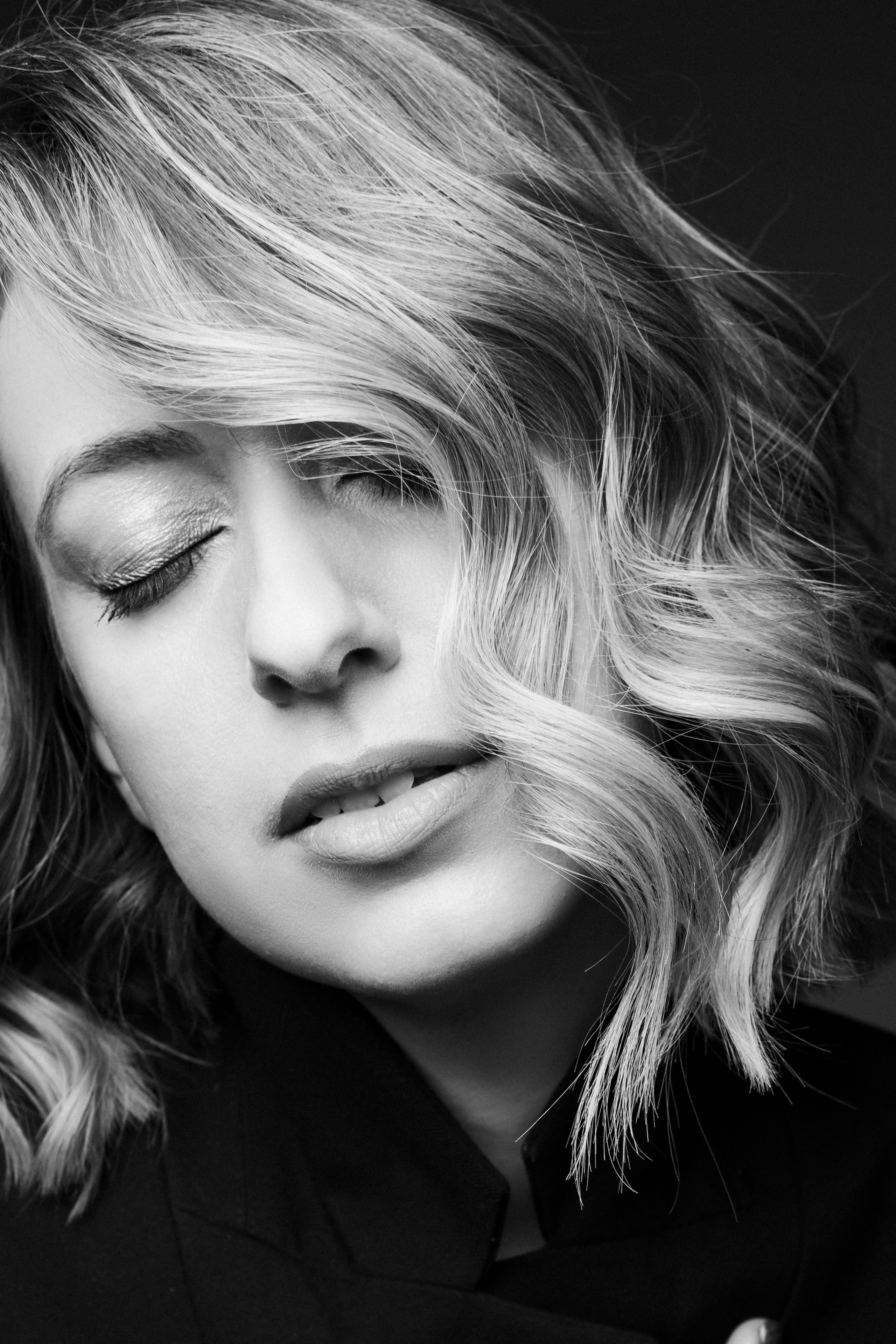 Вера ЧБ на циклораме. Фотограф в Москве Ольга Сатони