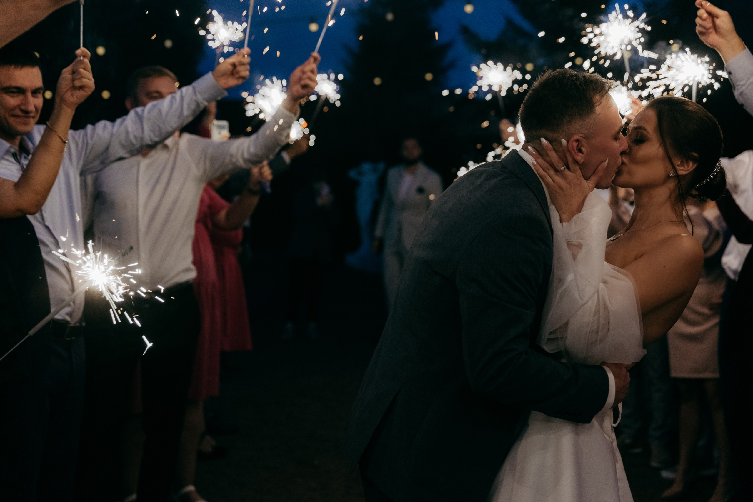 Волшебство уходит — Знаю. — И что мы будем делать? — Наслаждаться моментом. Свадебный фотограф в Санкт-Петербурге