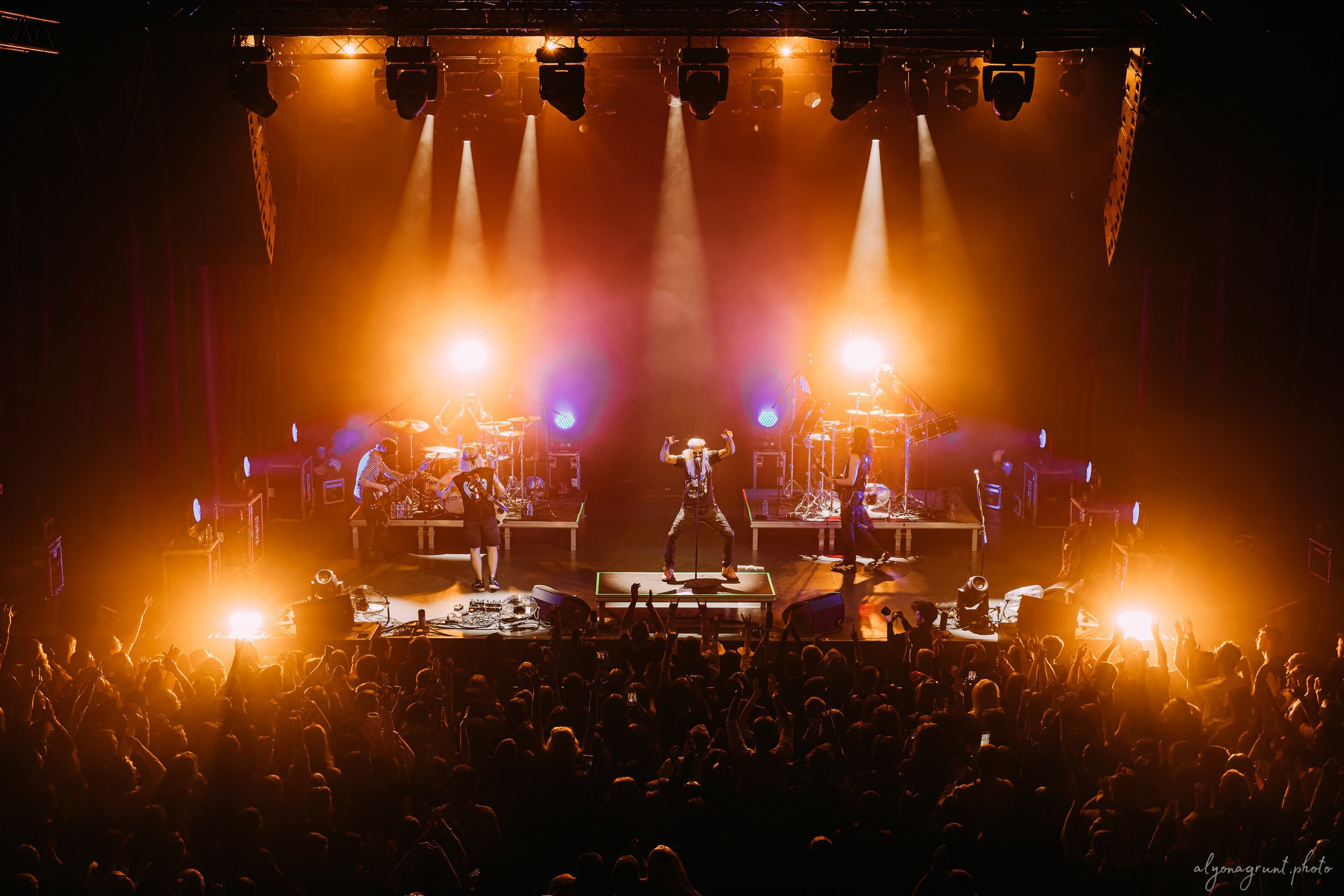 Багровый Фантомас, фоторепортаж, СПб, BASE, 14.12.2025. Алена Адрианова: фотограф в Санкт-Петербурге