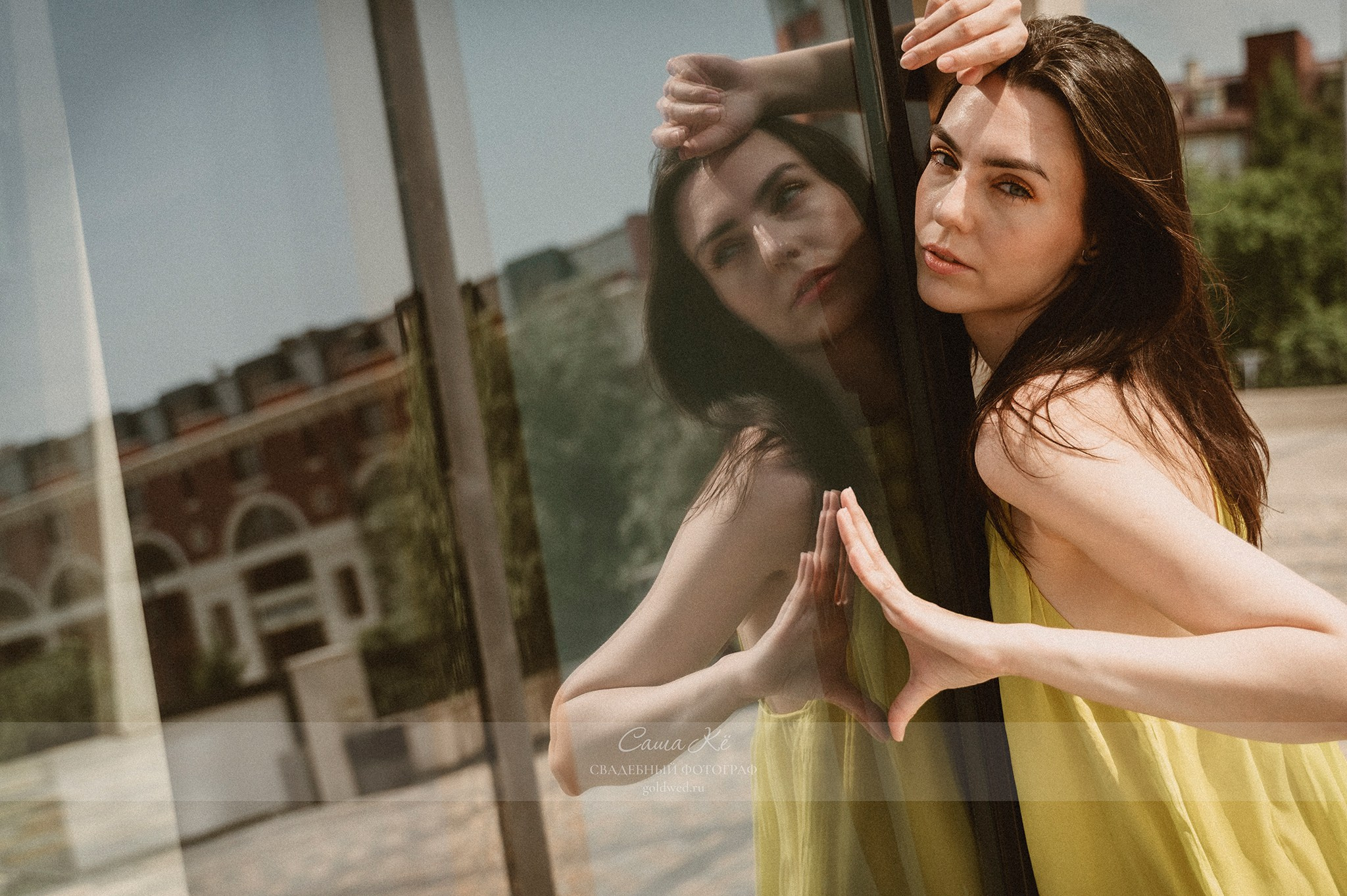 Фэшн фотосъёмка в минимализме, прогулка по лестницам, модель, эмоции, нежность, стильная фотосессия. Фотограф Новосибирск Саша Кё.