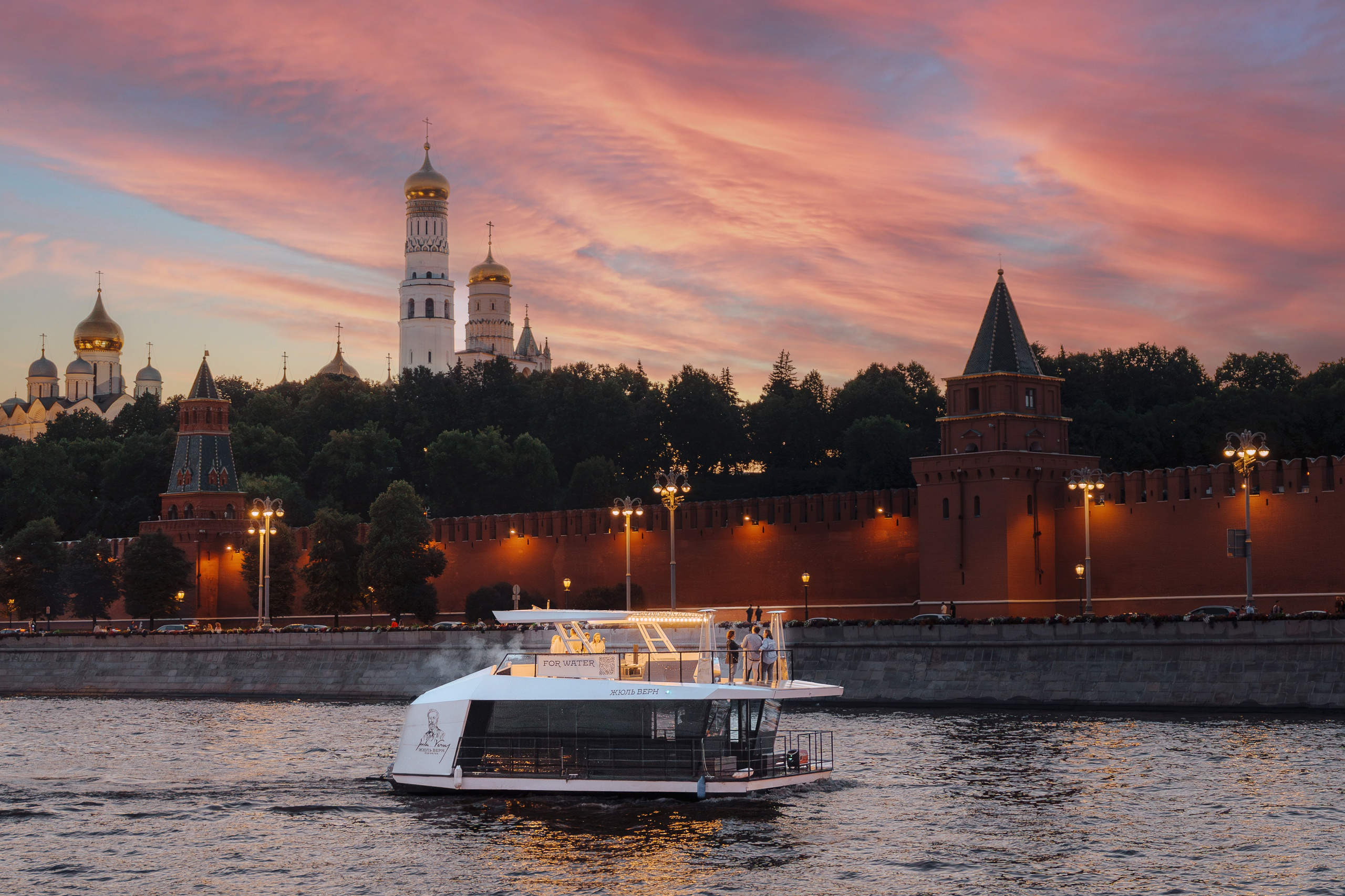 Хаусбот плывет по Москва реке