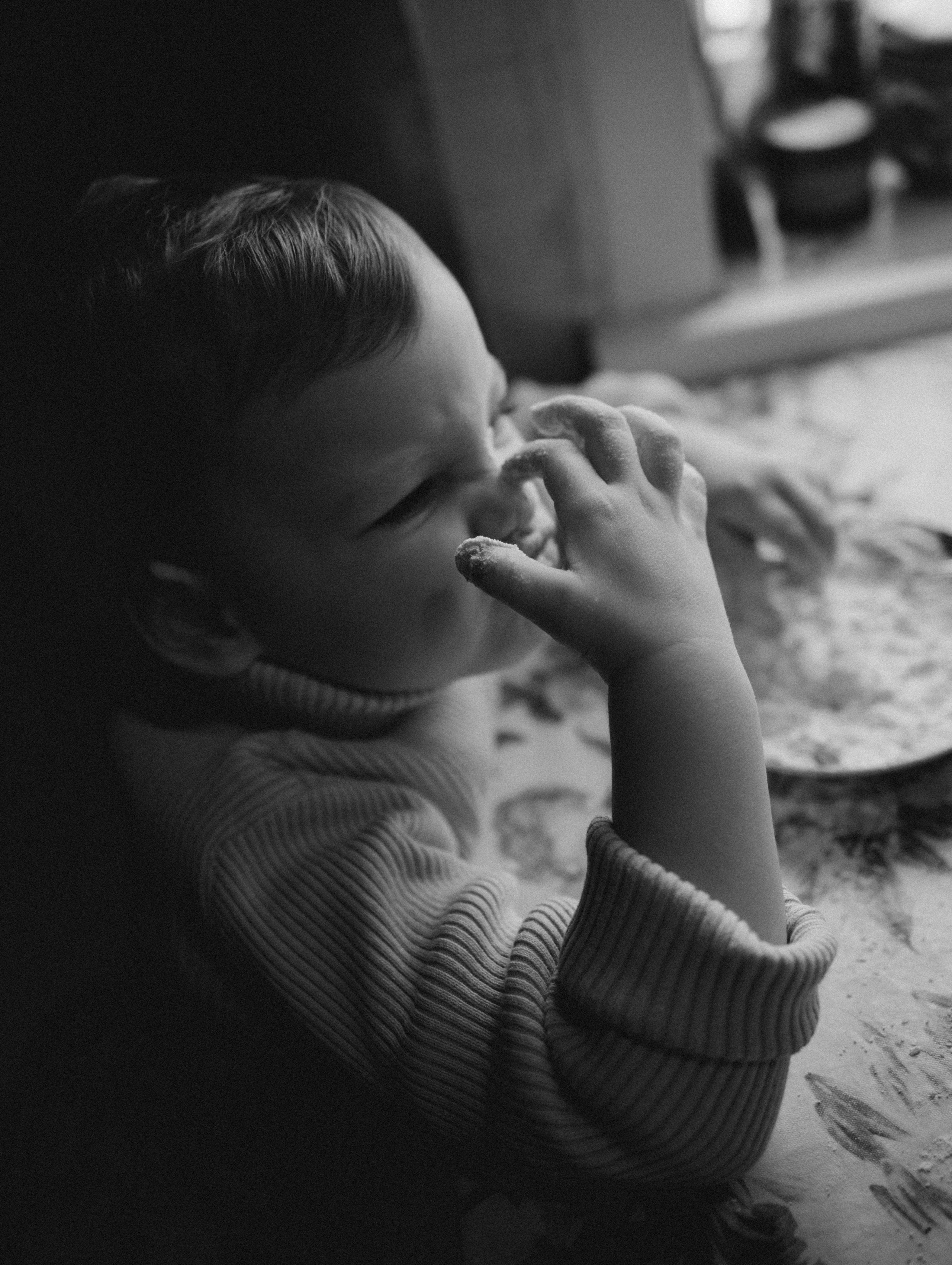 Маленькая девочка играет с мукой