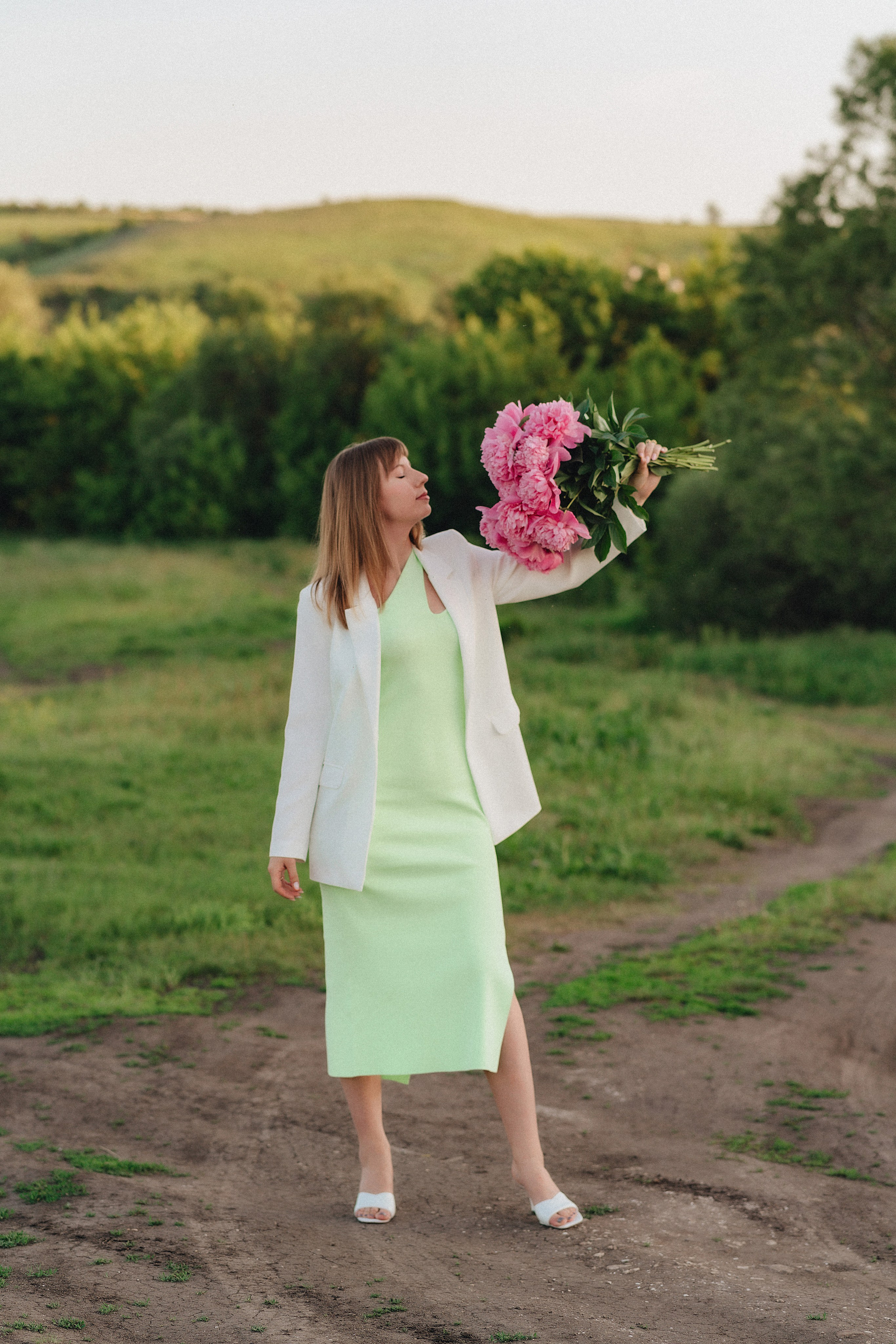 Анастасия | Съемка на закате с букетом пионов. Фотограф Карина Шмулёва. Воронеж и область