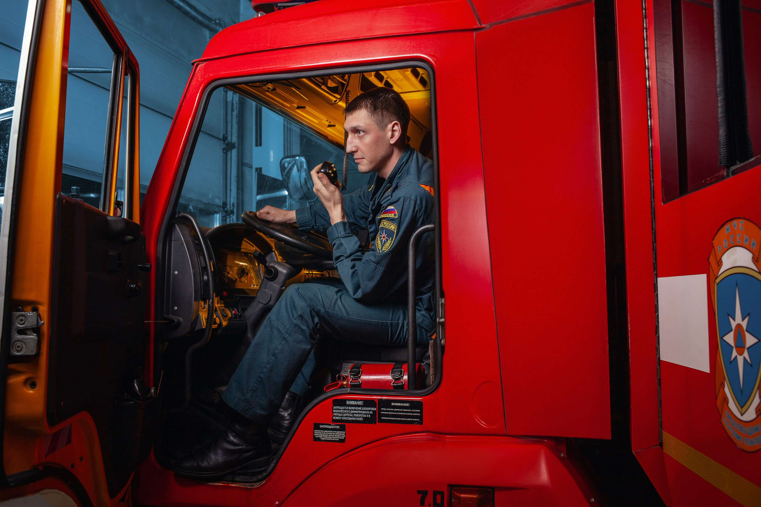 Съемка пожарного в машине с рацией