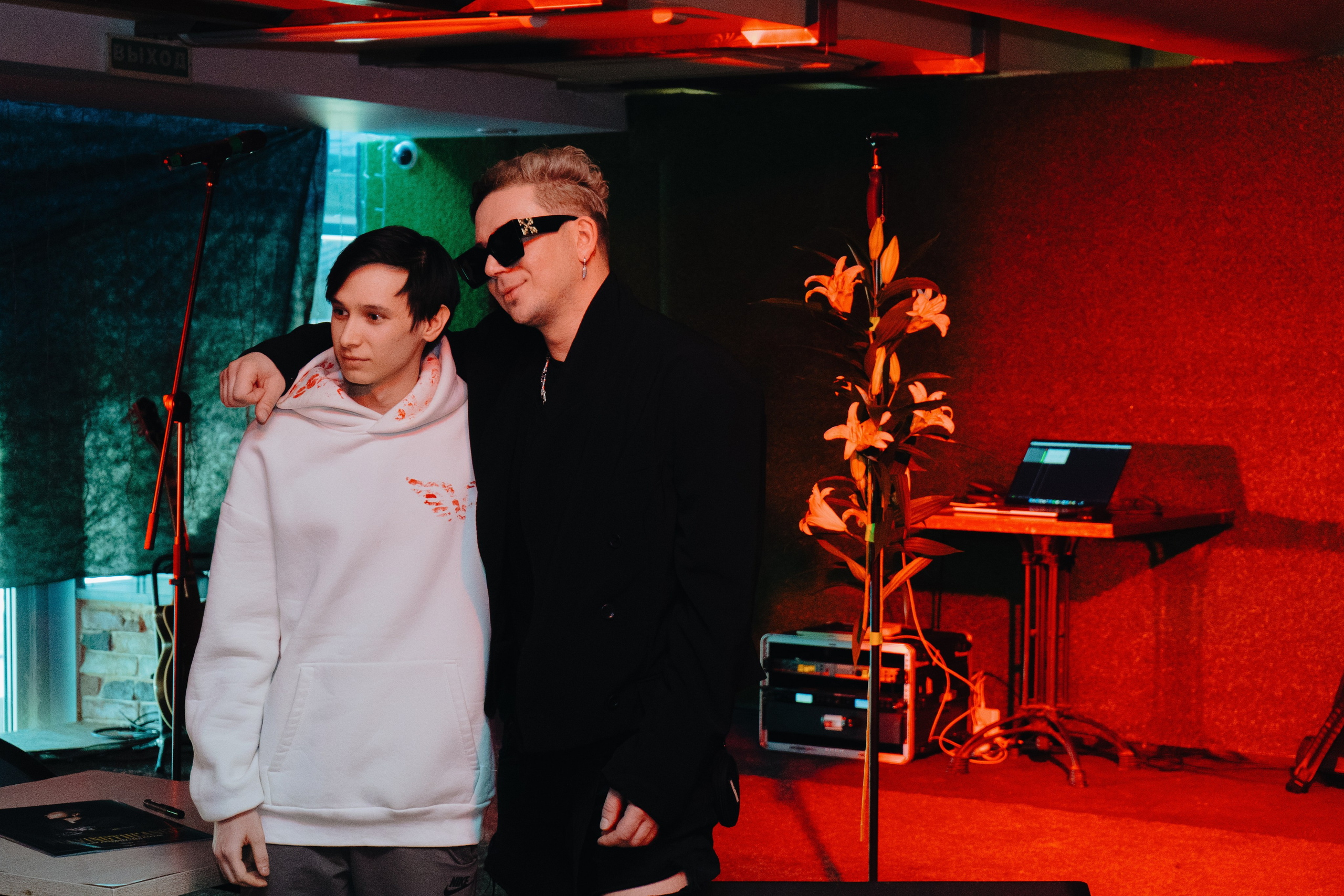 Playingtheangel. Уфа. Маленький зал, красный свет, мощный звук. Фотограф Гильмутдинов Руслан