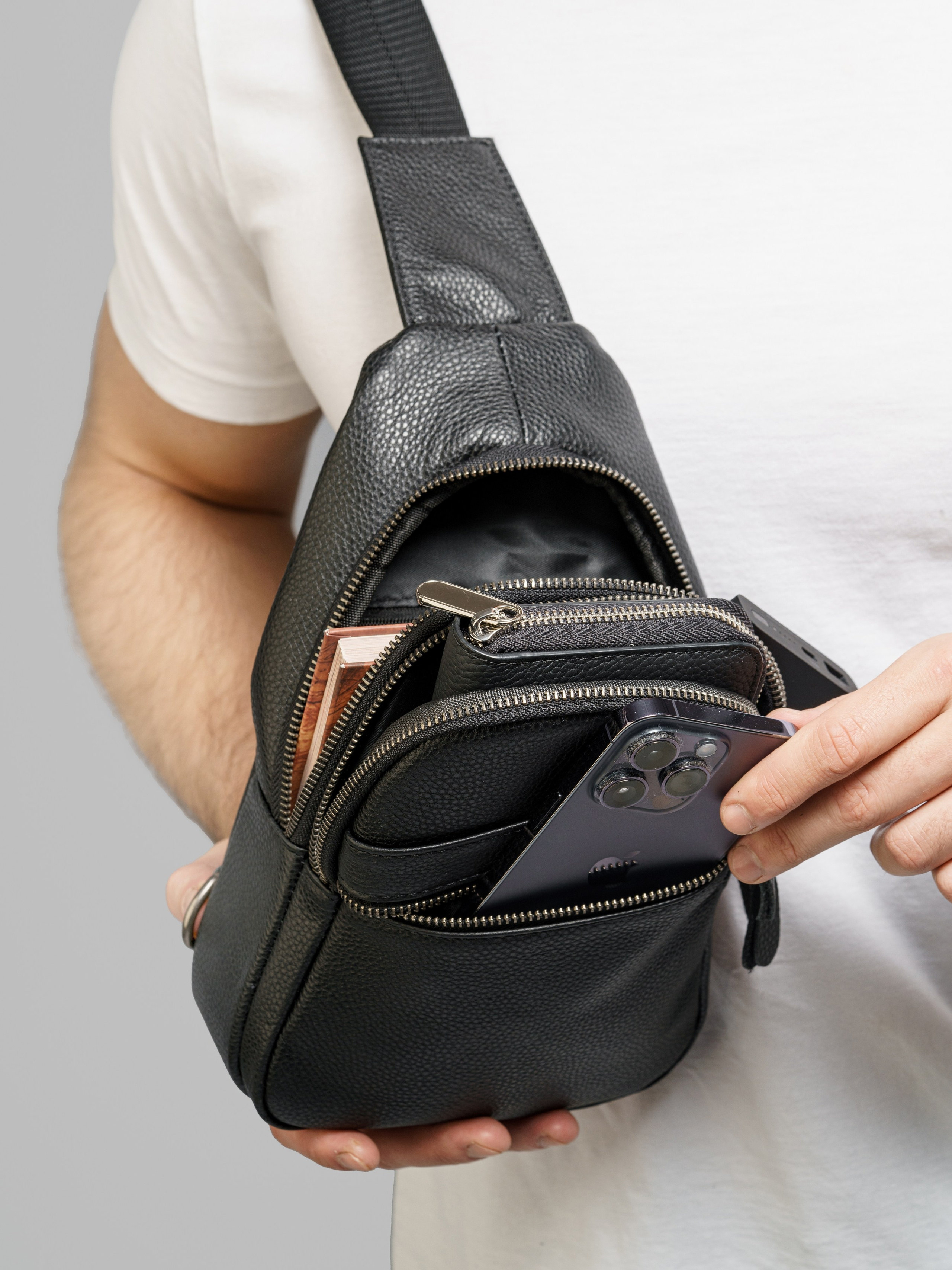 Сумки-бананки, модель Кирилл. KED Production — продакшн из СПб. Создаём фото, видео и контент, который помогает брендам и селлерам продавать больше