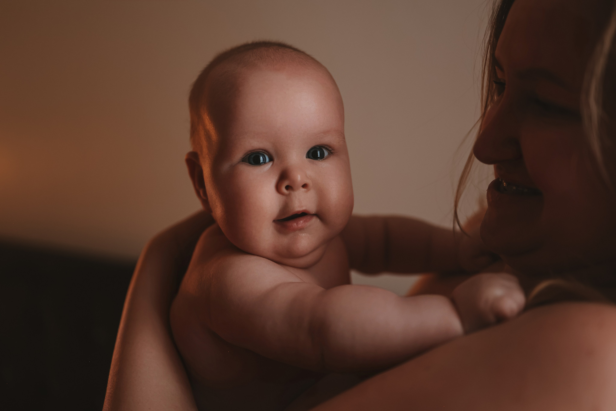 Кормление. Семейный фотограф Тюмень, фотограф на роды Салмина Мария