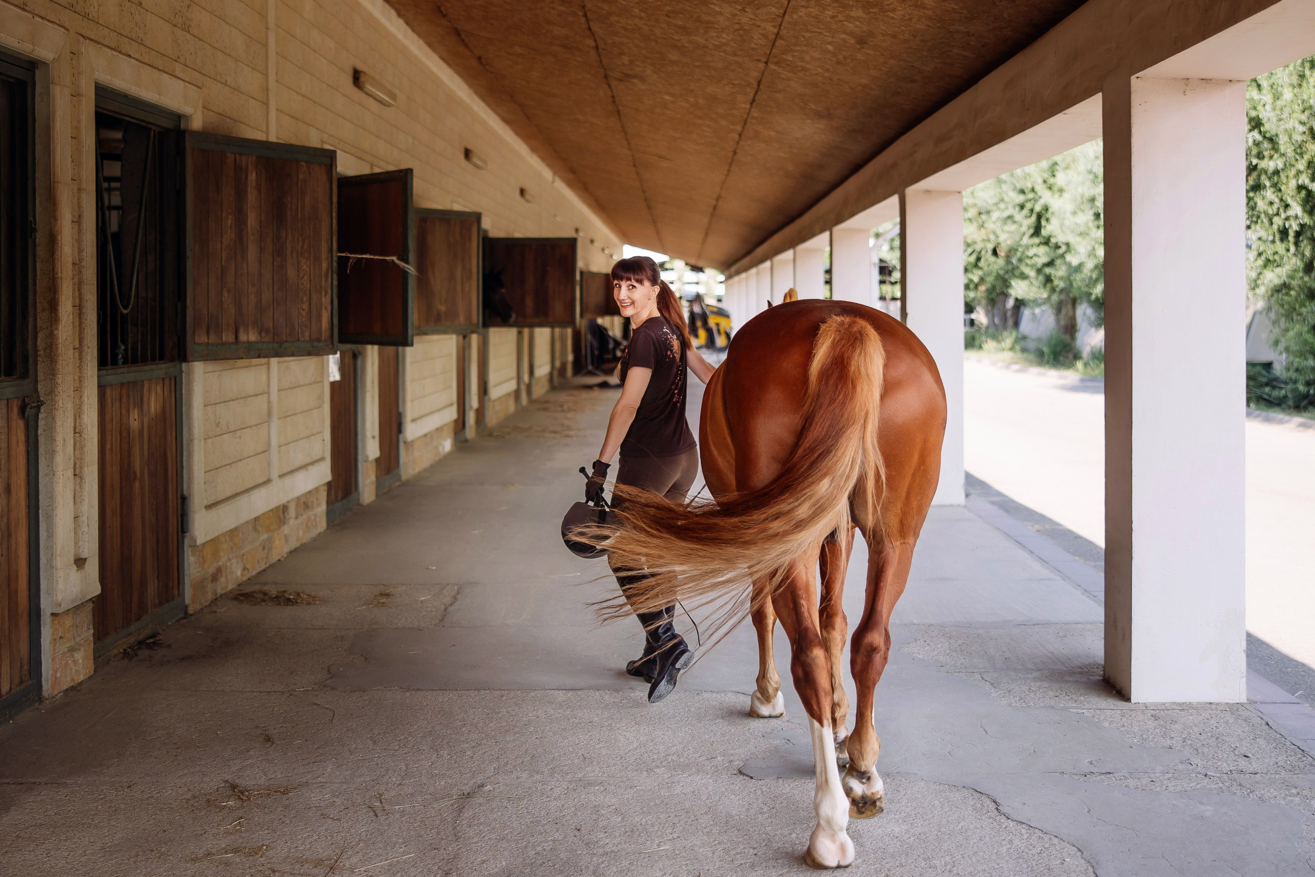 Гасконь, клуб верховой езды - Женский портрет в конюшне