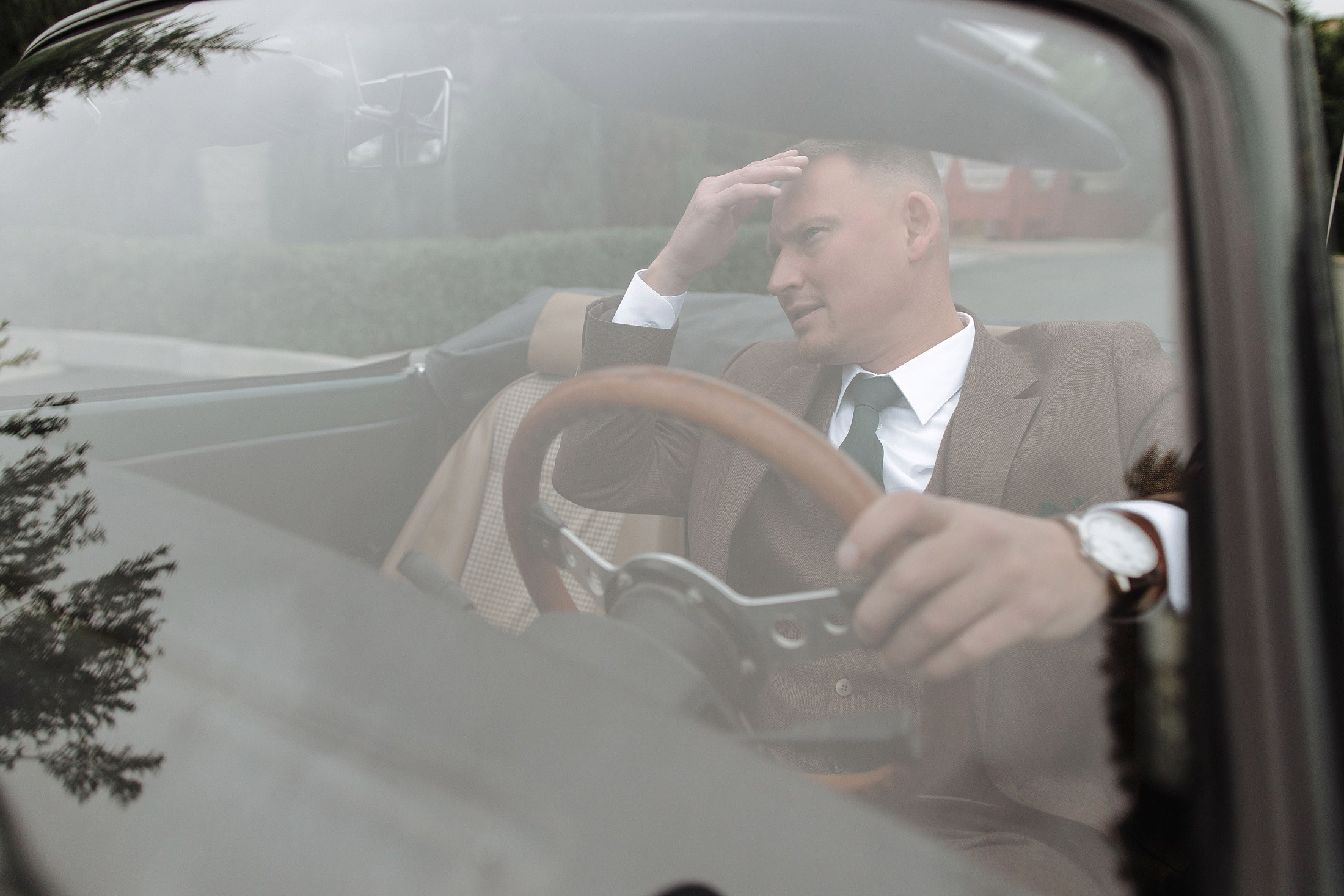 жених в автомобиле