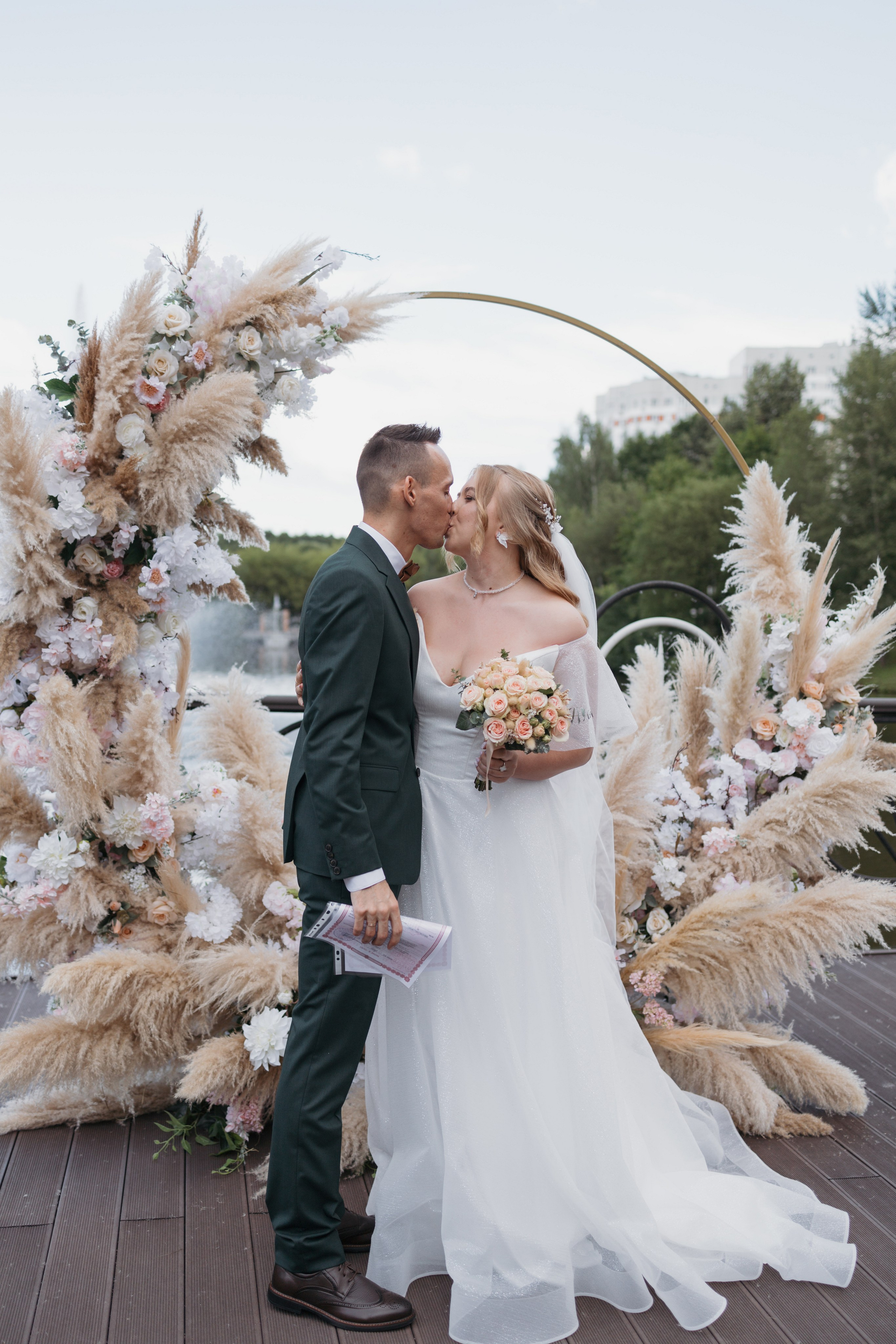 Летняя свадьба за городом. Свадебный фотограф в Москве Аля Загирова