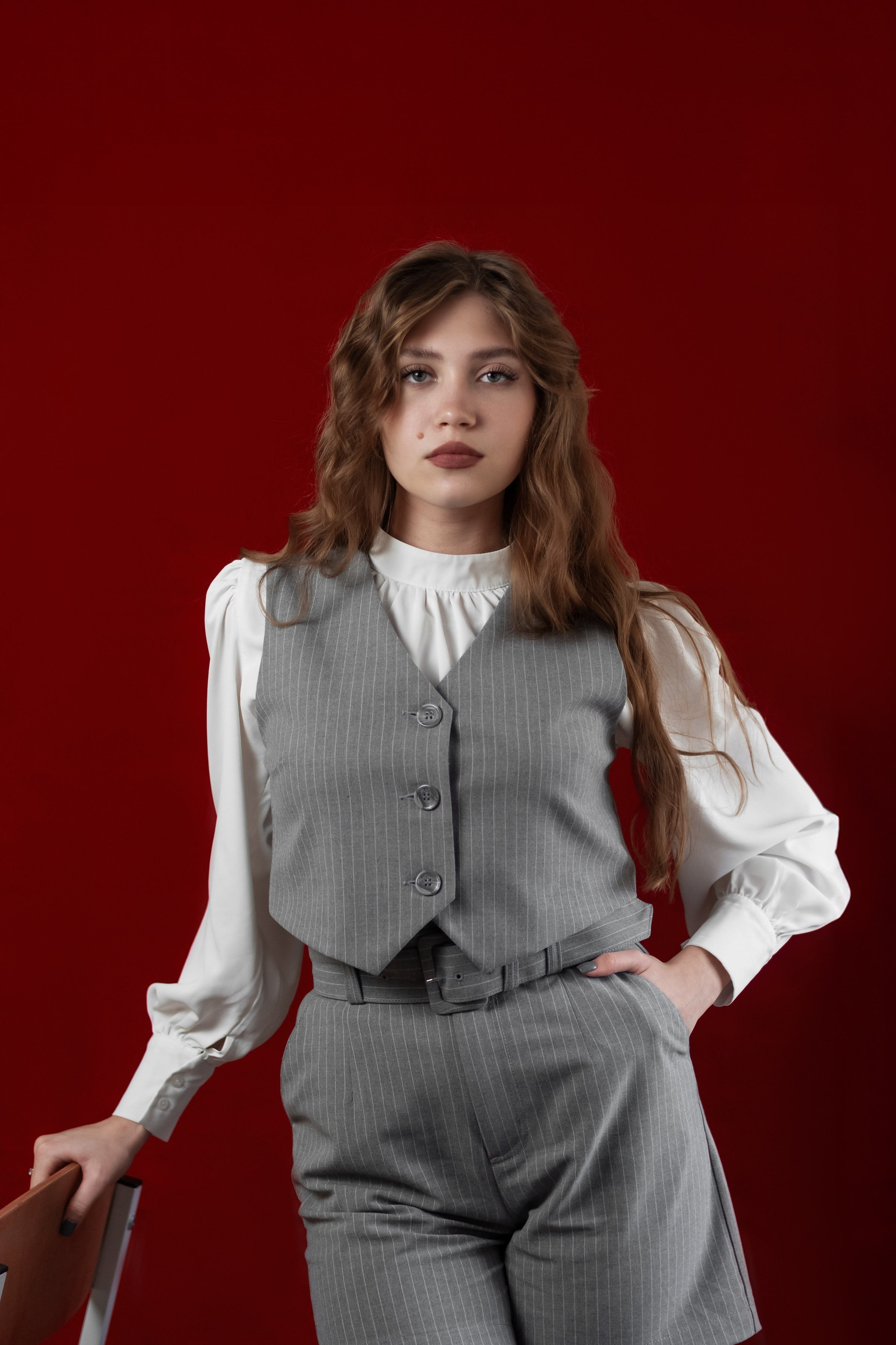Портреты на красном фоне школа / студия. Ольга Плаксина фотограф в Саратове