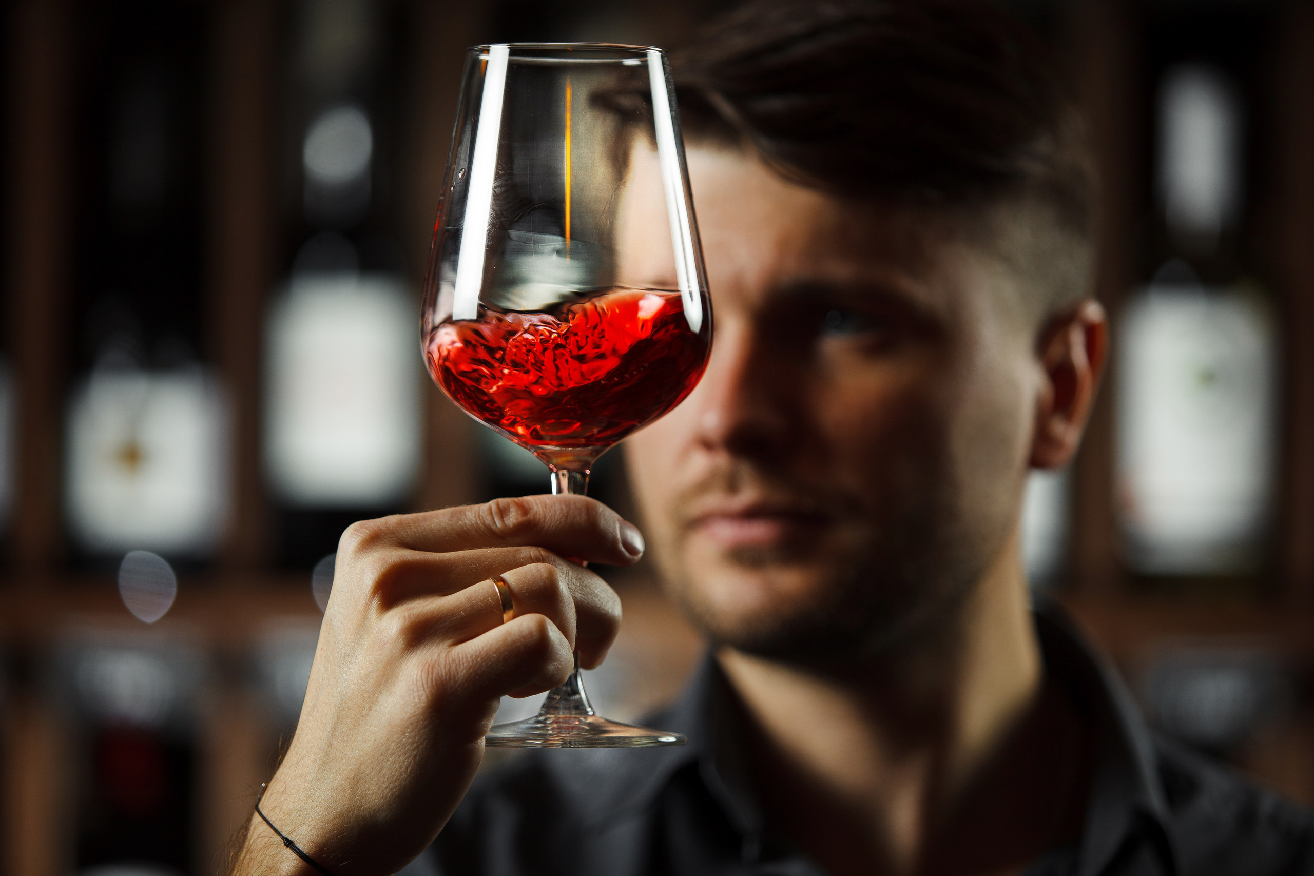 СЪЁМКА НА ЛЮДЯХ. Ильшат Бикмиев — предметный фотограф. Каталог и рекламная съёмка для бизнеса Алматы. Качественные фото для бизнеса, маркетплейсов интернета