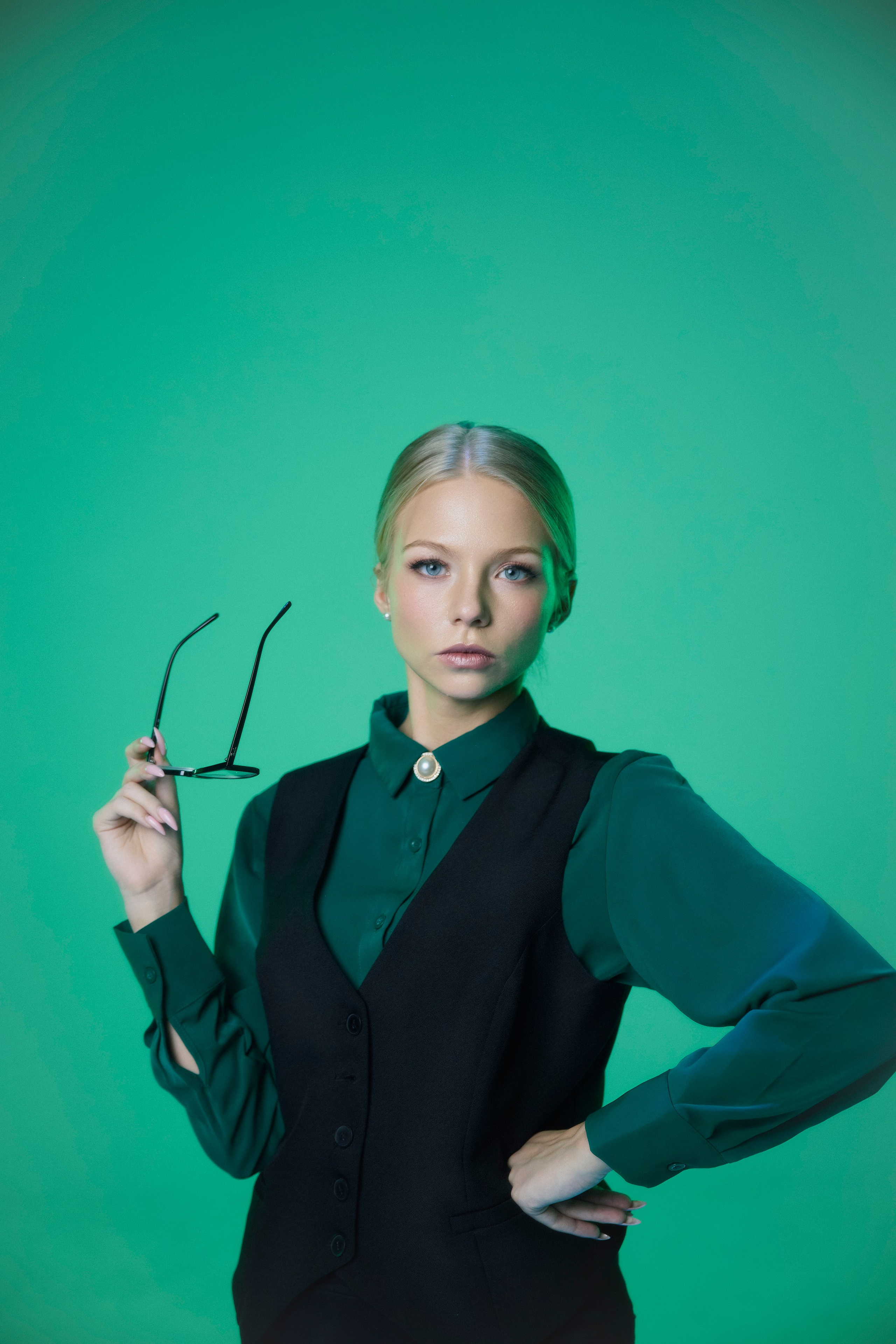 студийная съемка с лазером съемка девушки в шортах на цветном фоне съемка на циклораме фотограф питер санкт-петербург