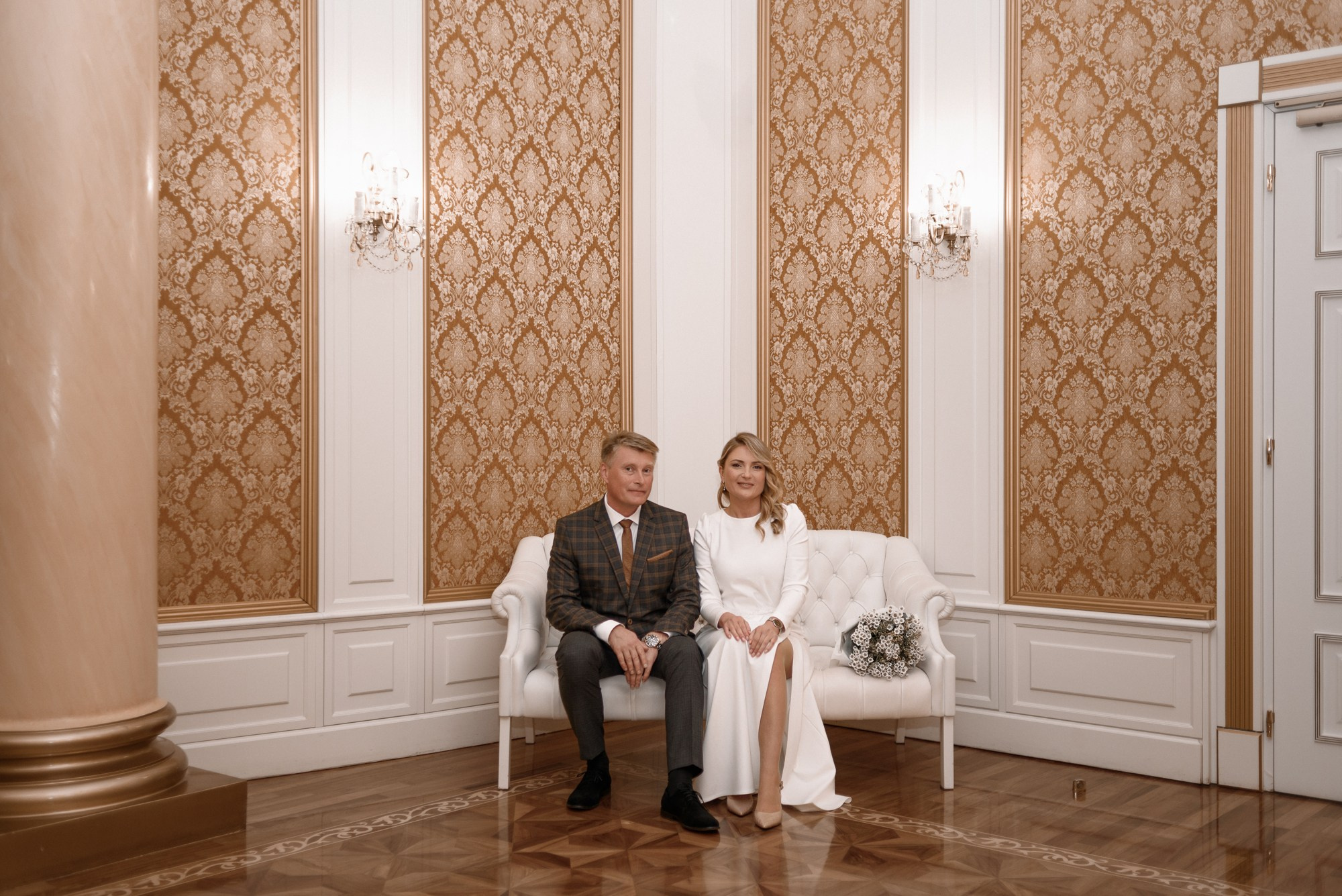 Дмитрий и Мария в классических интерьерах ЗАГСа перед началом свадебной церемонии