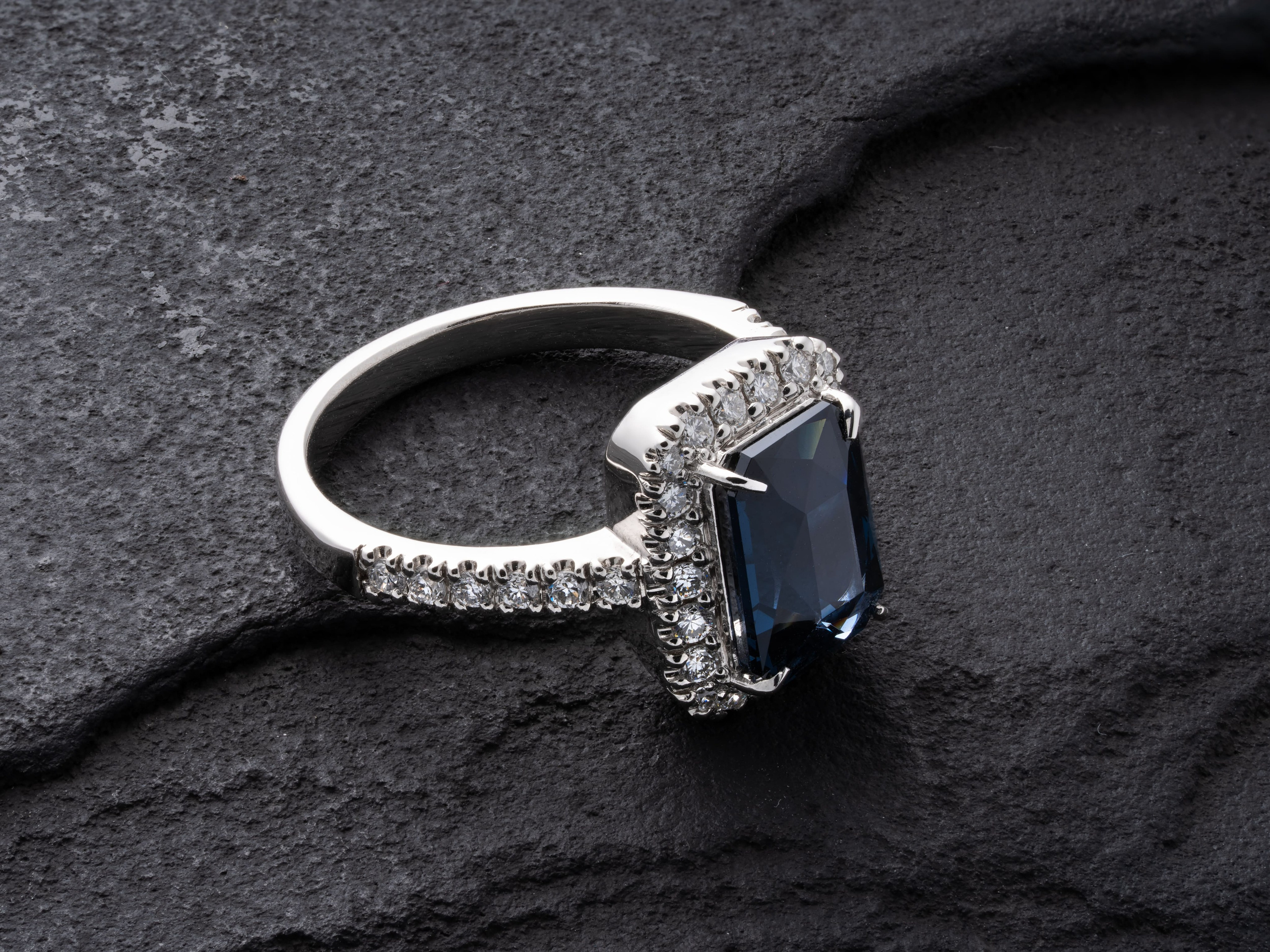 Ювелирная фотография в Сочи — профессиональные съемки украшений высокого качества. Профессиональная фотосъемка в Сочи: репортаж, предметная, ювелирная фотосъемка, недвижимость, фуд-фотография. Фотограф Александр Афанасьев