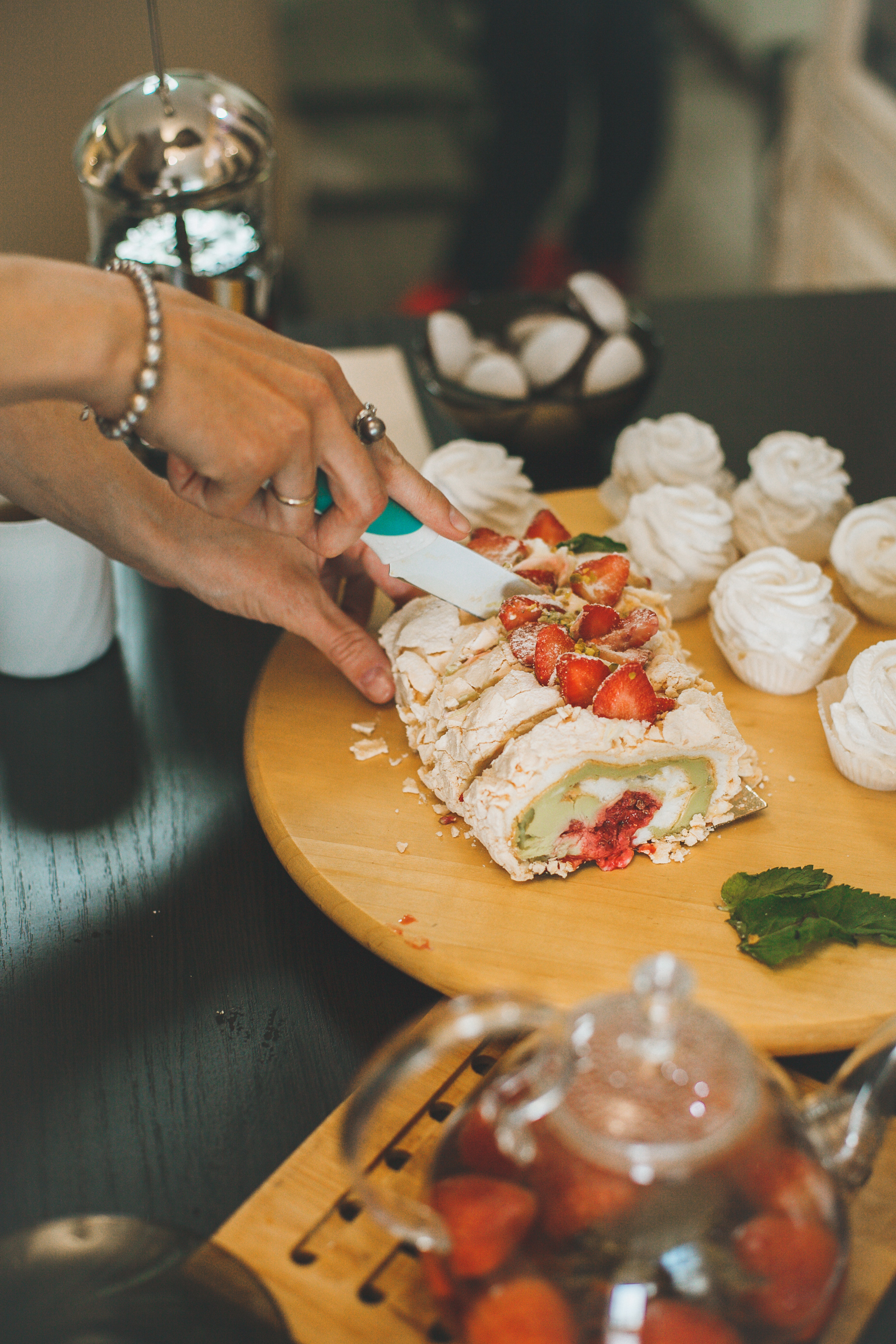 Меренговый рулет с клубникой