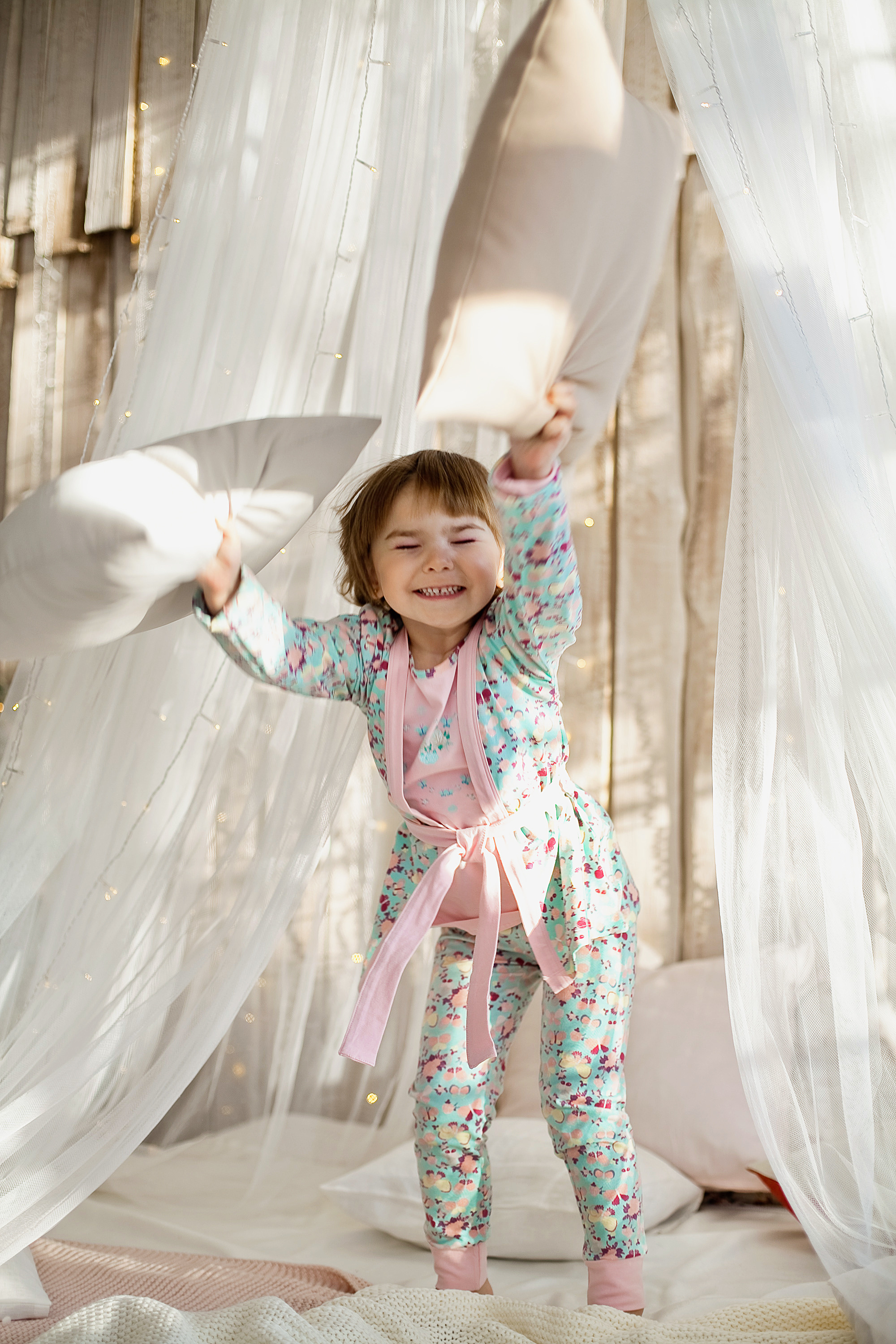 бой подушками на детской пижамной вечеринке