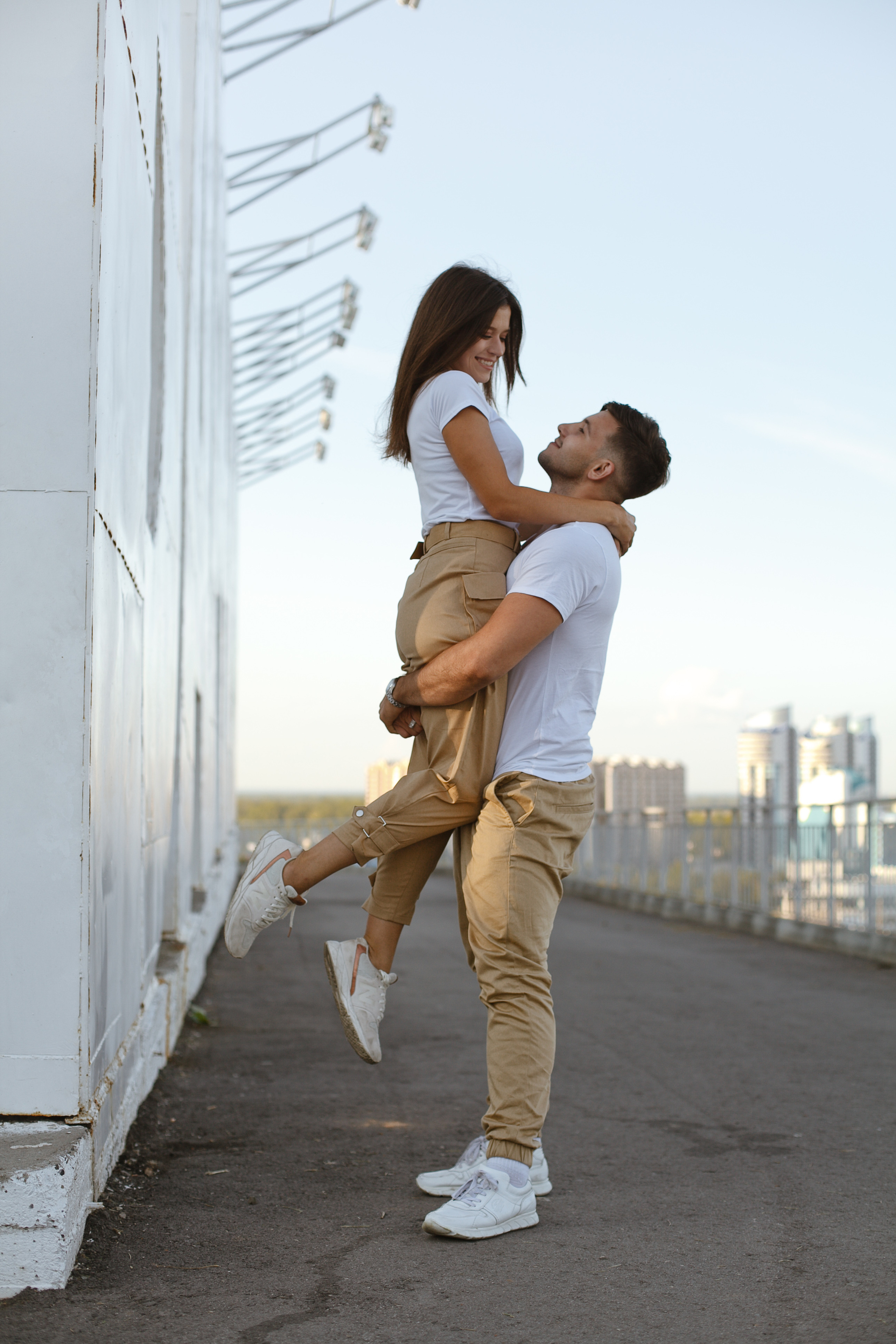 влюбленная пара парень поднимает девушку