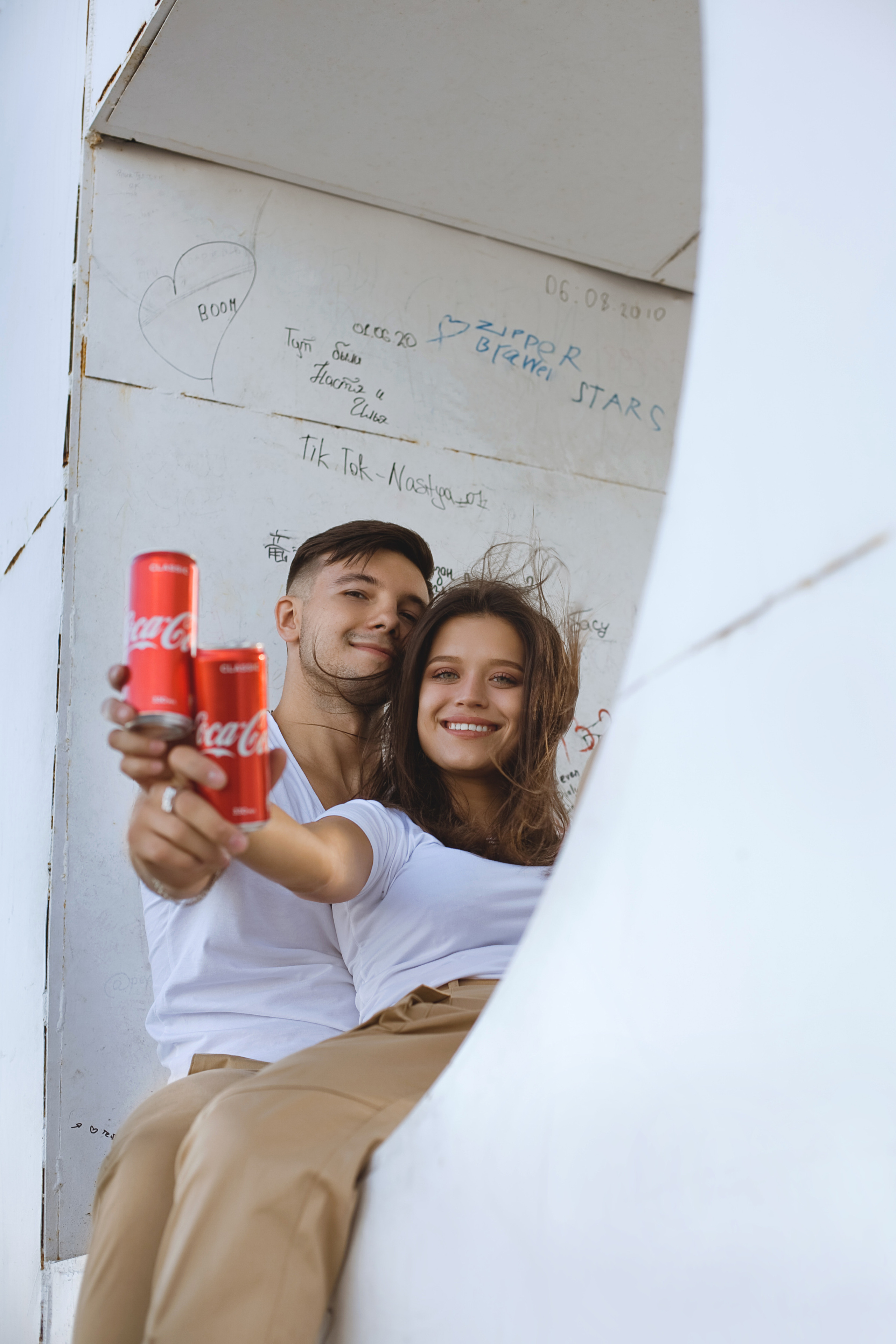 лавстори парень и девушка с кока-колой