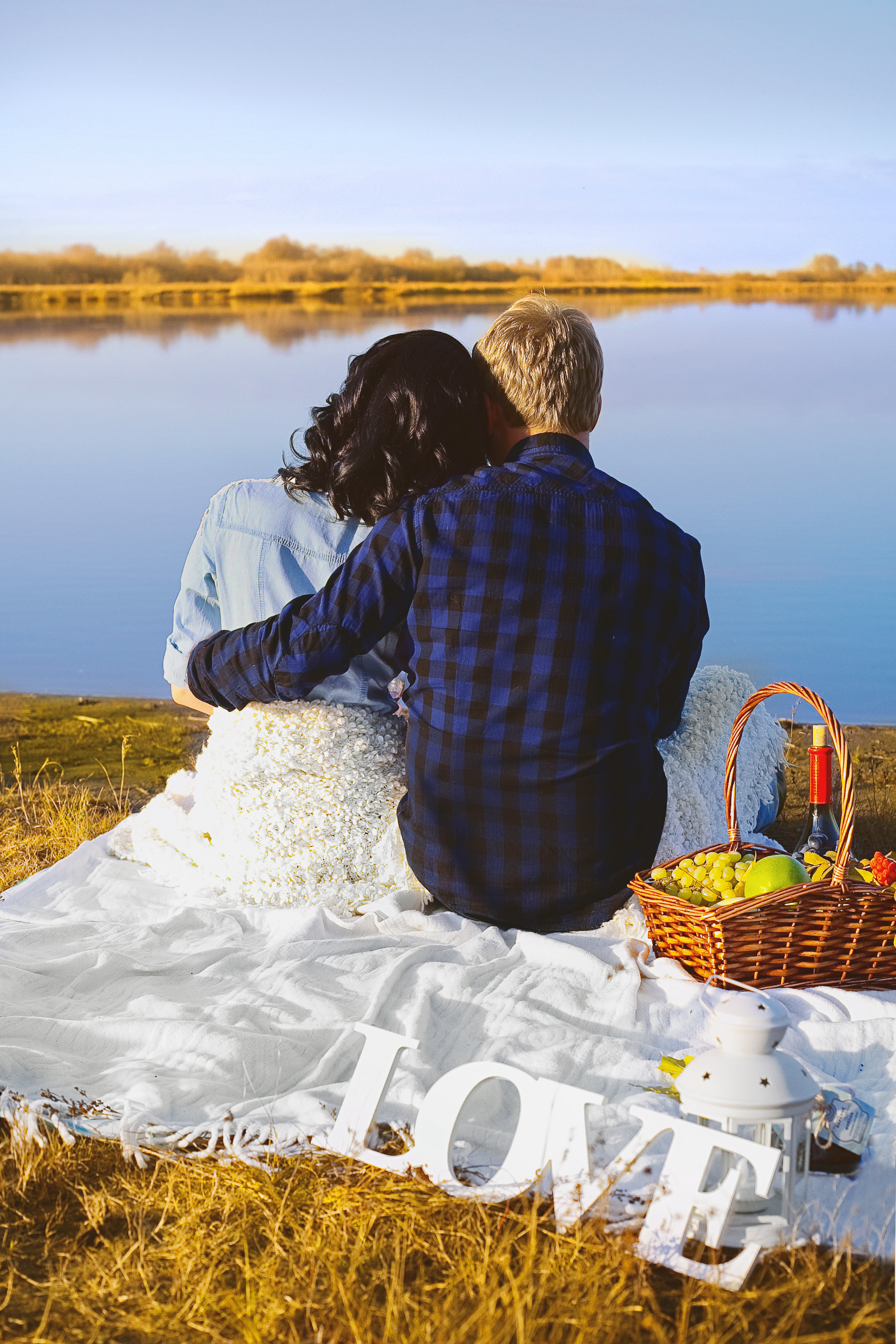 Пикник на берегу озера фотосессия влюбленных