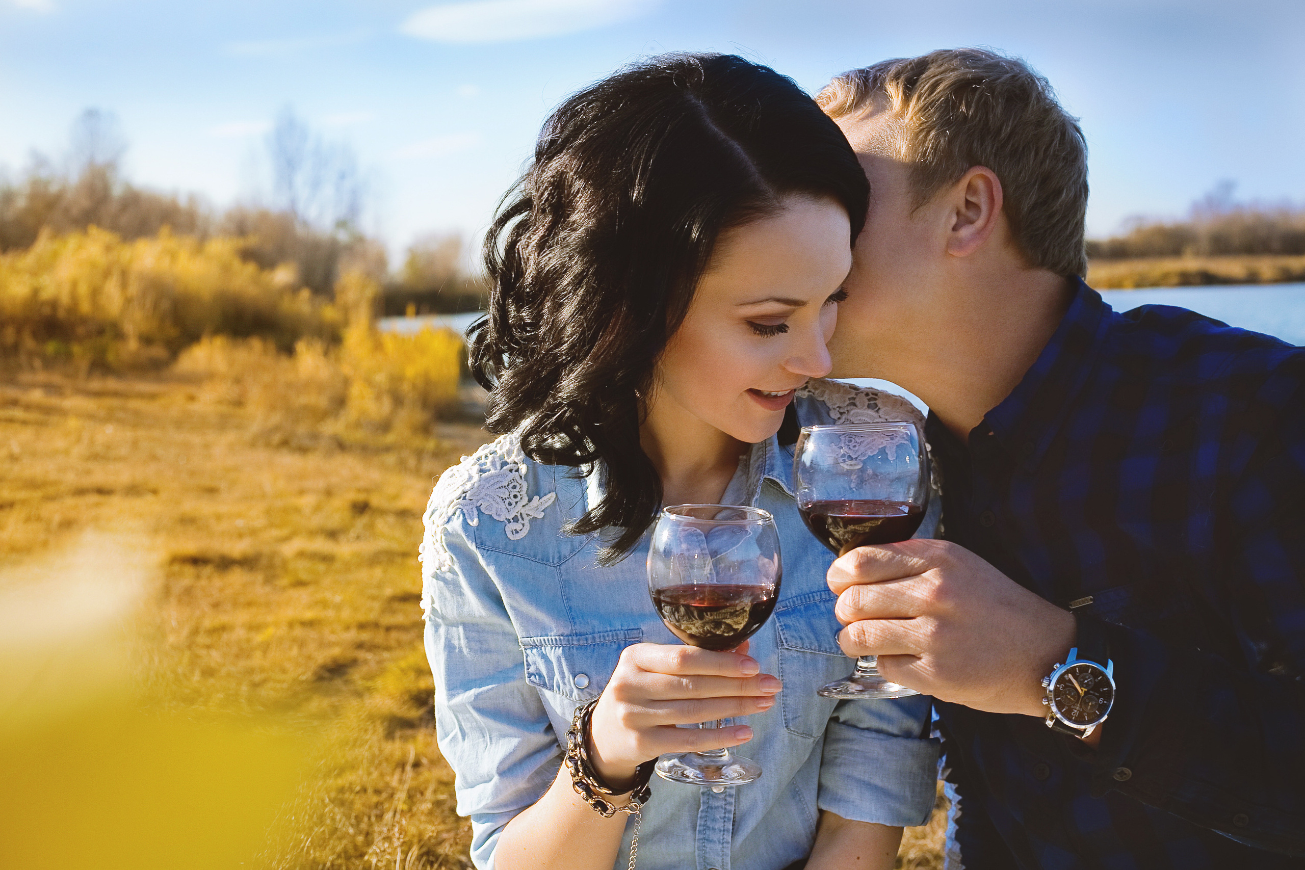 Романтическое свидание на берегу с вином