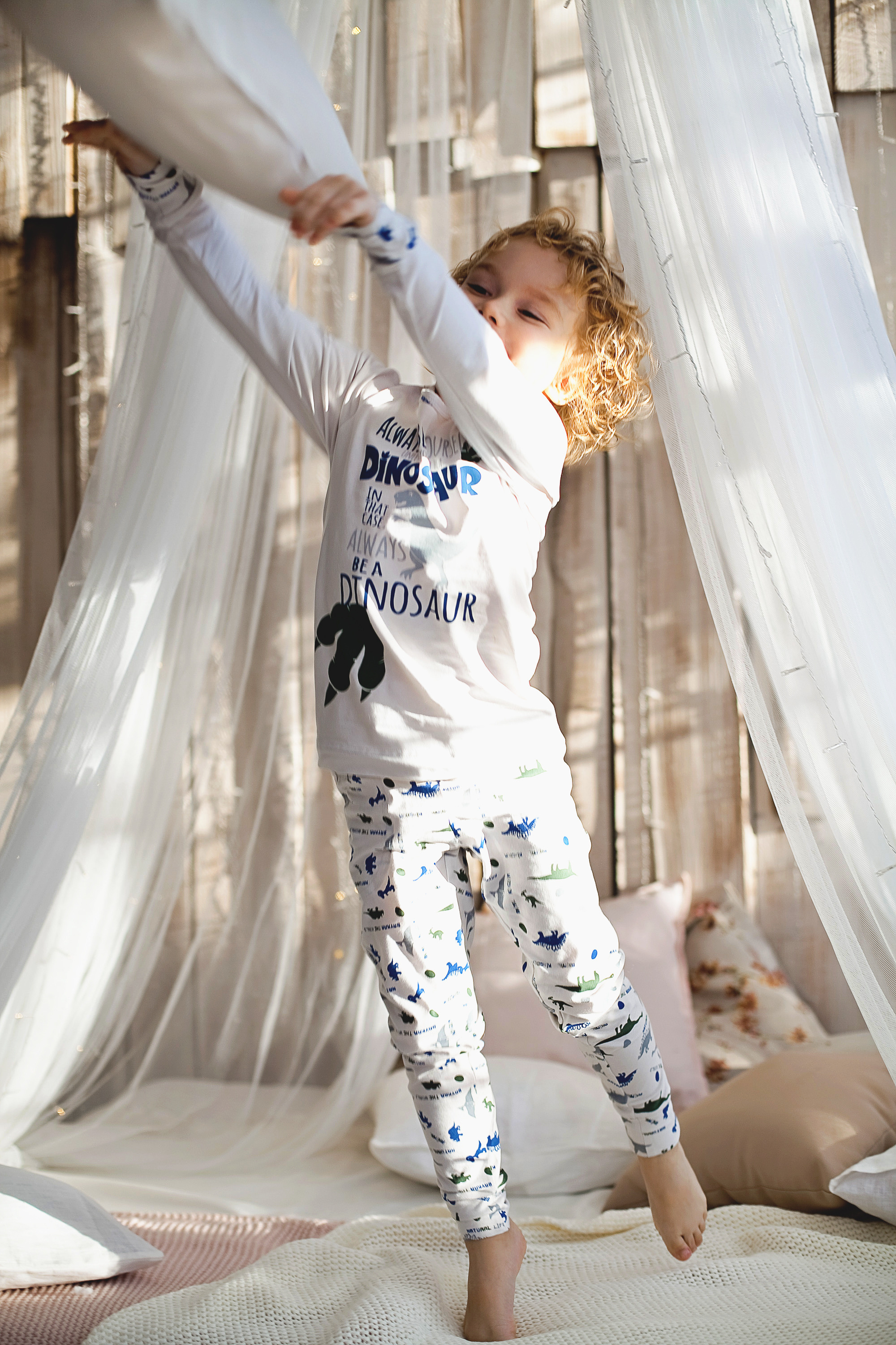 бой подушками пижамная вечеринка