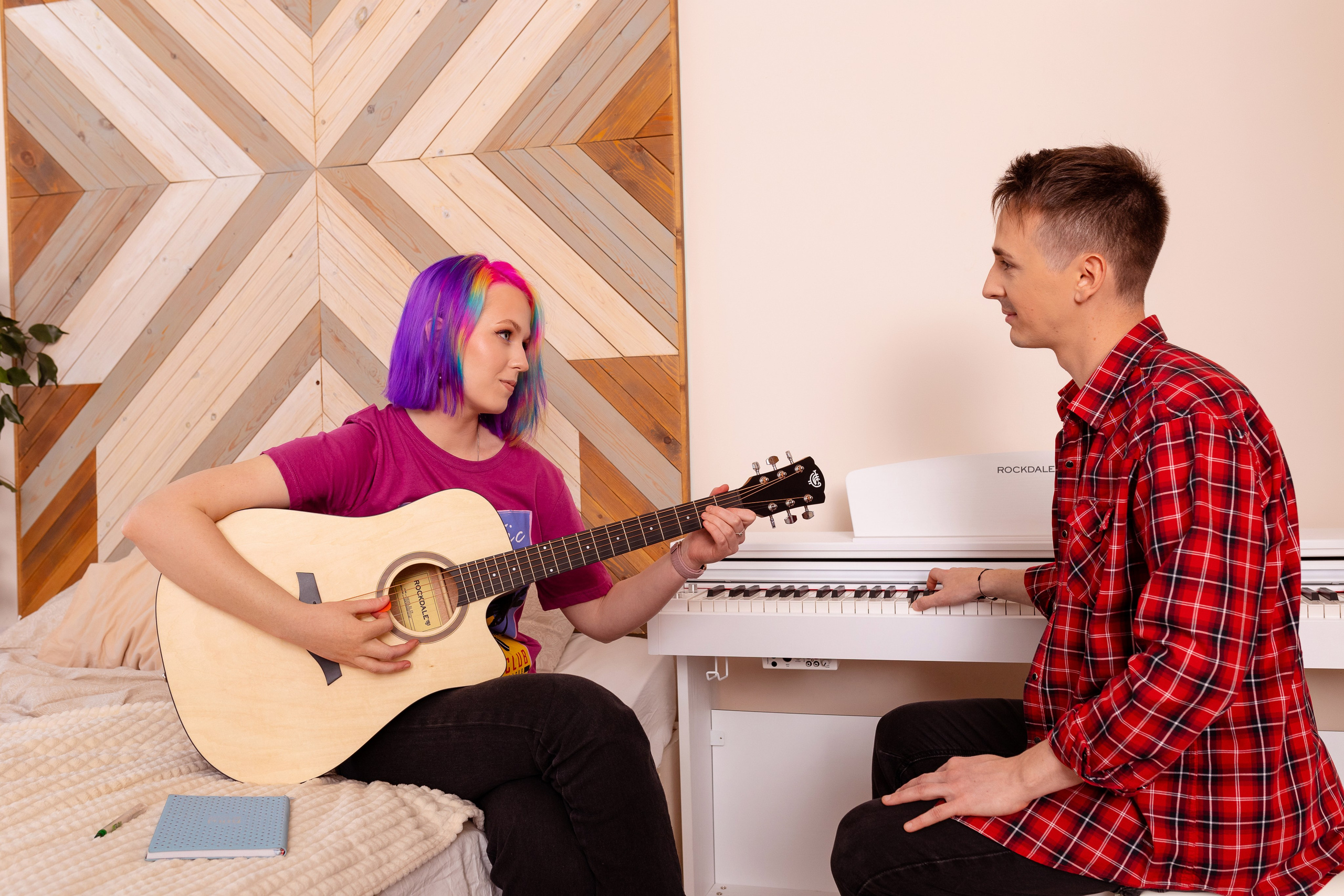 Девушка играет на гитаре молодому человеку.