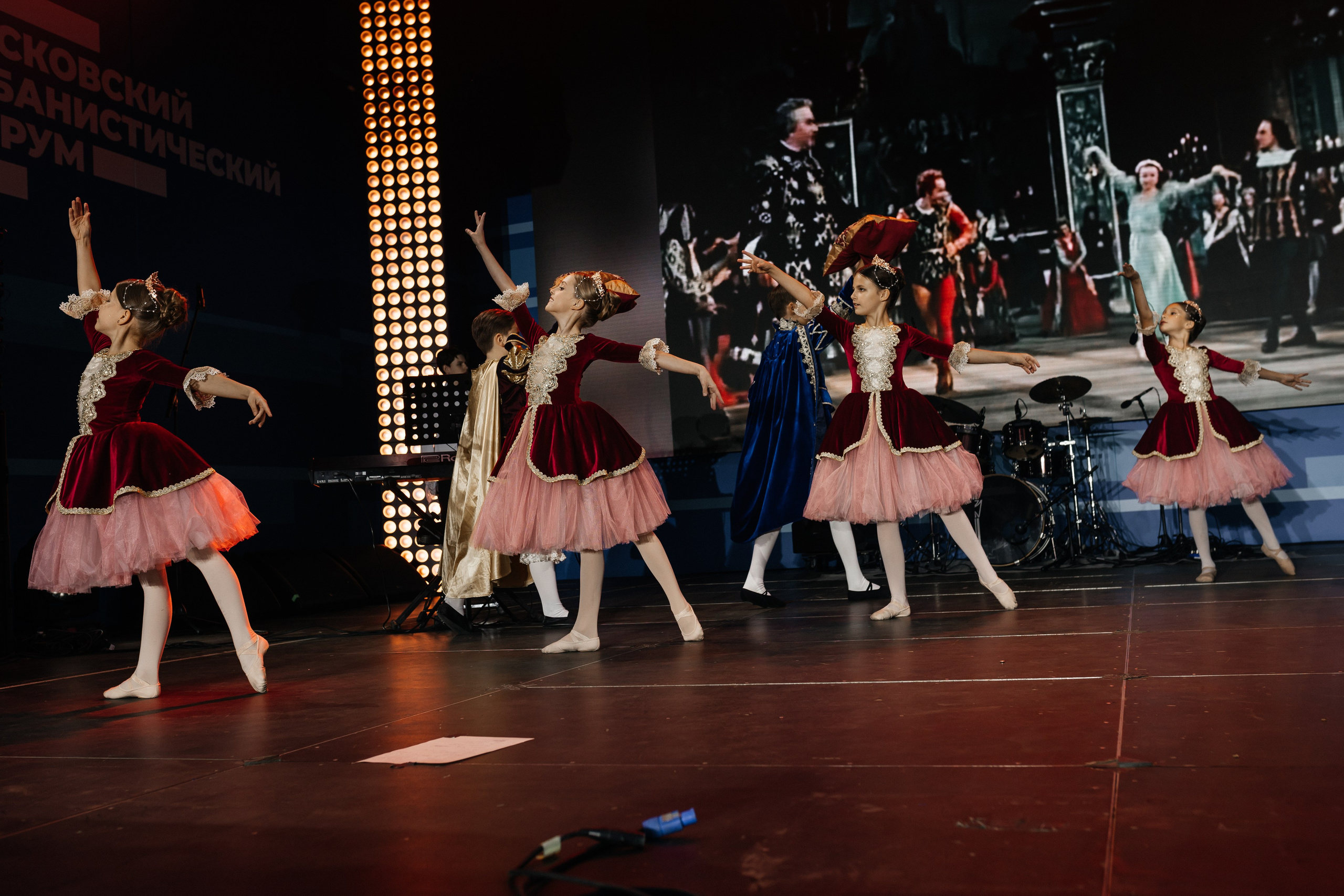 Московский урбанистический форум. Фонд Оксаны Фёдоровой. Ромео и Джульета. Фотограф Наталия Федосова, г. Москва. TG и Instagram @nataliya_raw