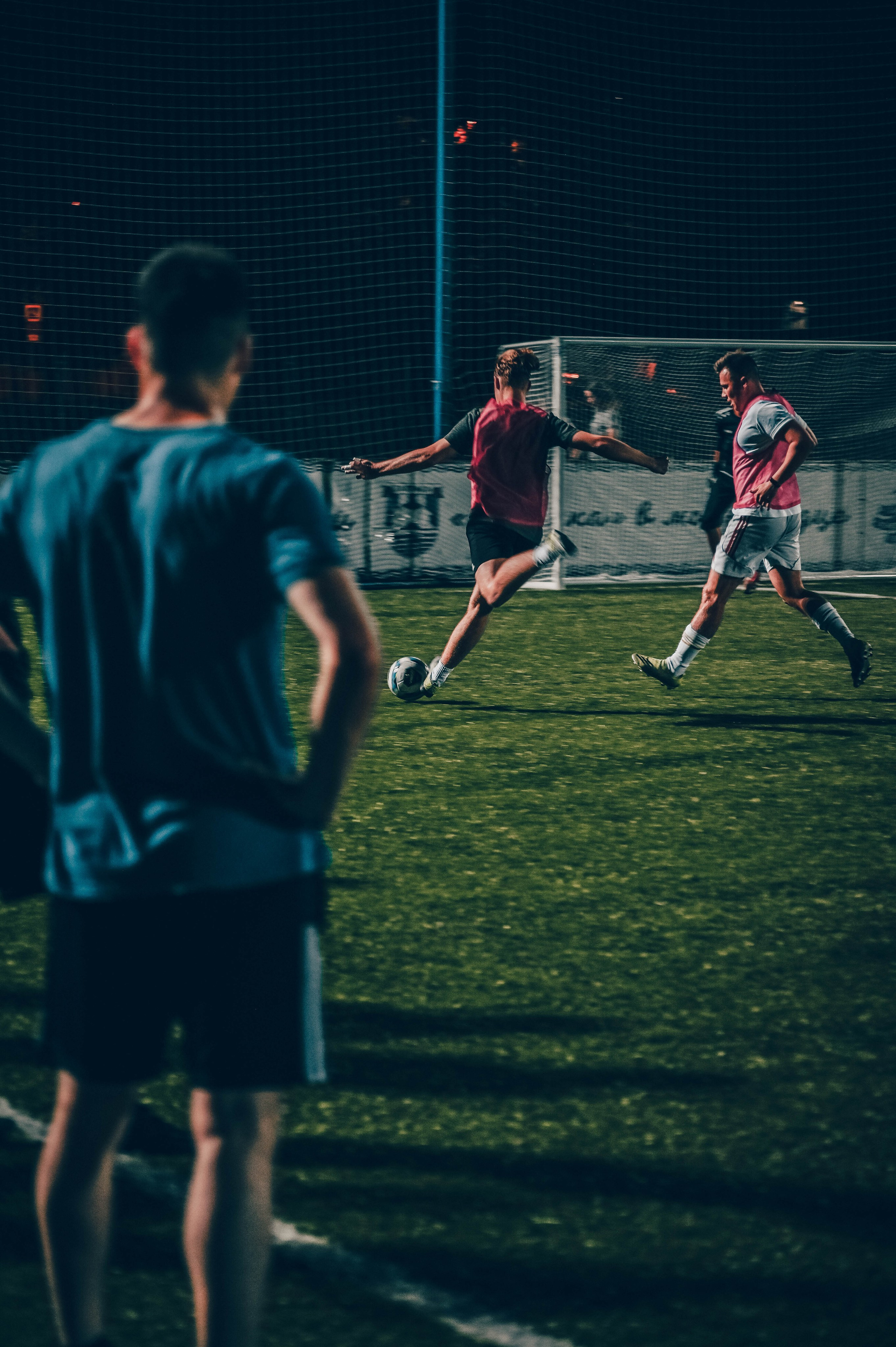 Фотосъёмка футбольной тренировки на стадионе. Фотограф Александр Орымбаев