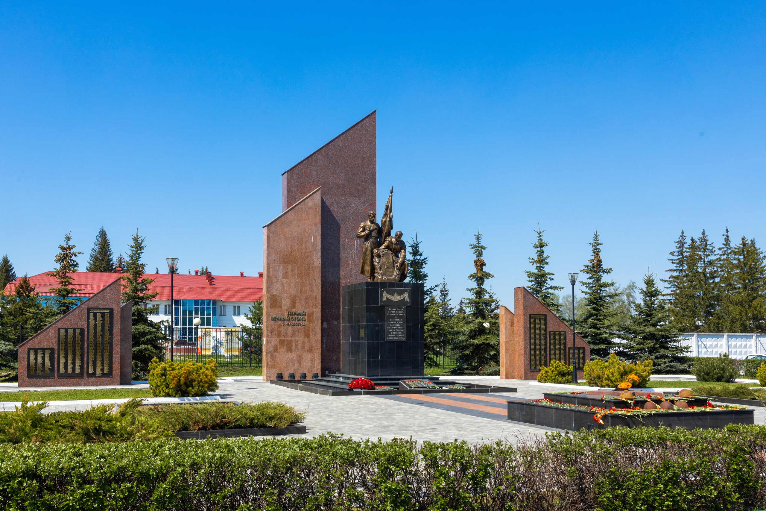 Мемориал Партизанам и Воинам Красной армии. Первый вечный огонь 9 мая 1957 г. (пос. Первомайский Щекинского района). Фотограф в Туле Крупский АнДРей. Фотостудия «КАДР71» в Туле
