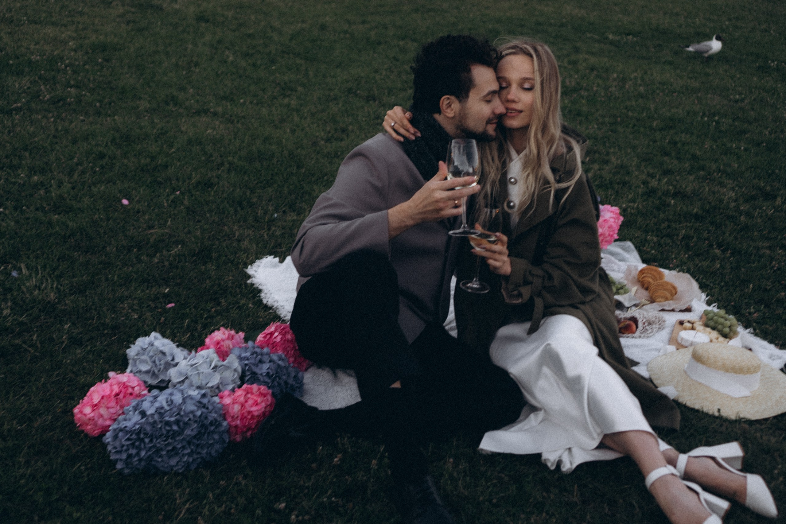 СВАДЕБНАЯ СЬЕМКА ПАРЫ НА РАССВЕТЕ В БЕЛЫЕ НОЧИ И ПРОГУЛКА С РАЗВОДНЫМИ МОСТАМИ И ПИКНИК ВОЗЛЕ ИСАКИЕВСКОГО СОБОРА. Профессиональный фотограф, Санкт-Петербург — Виктория Богомолова