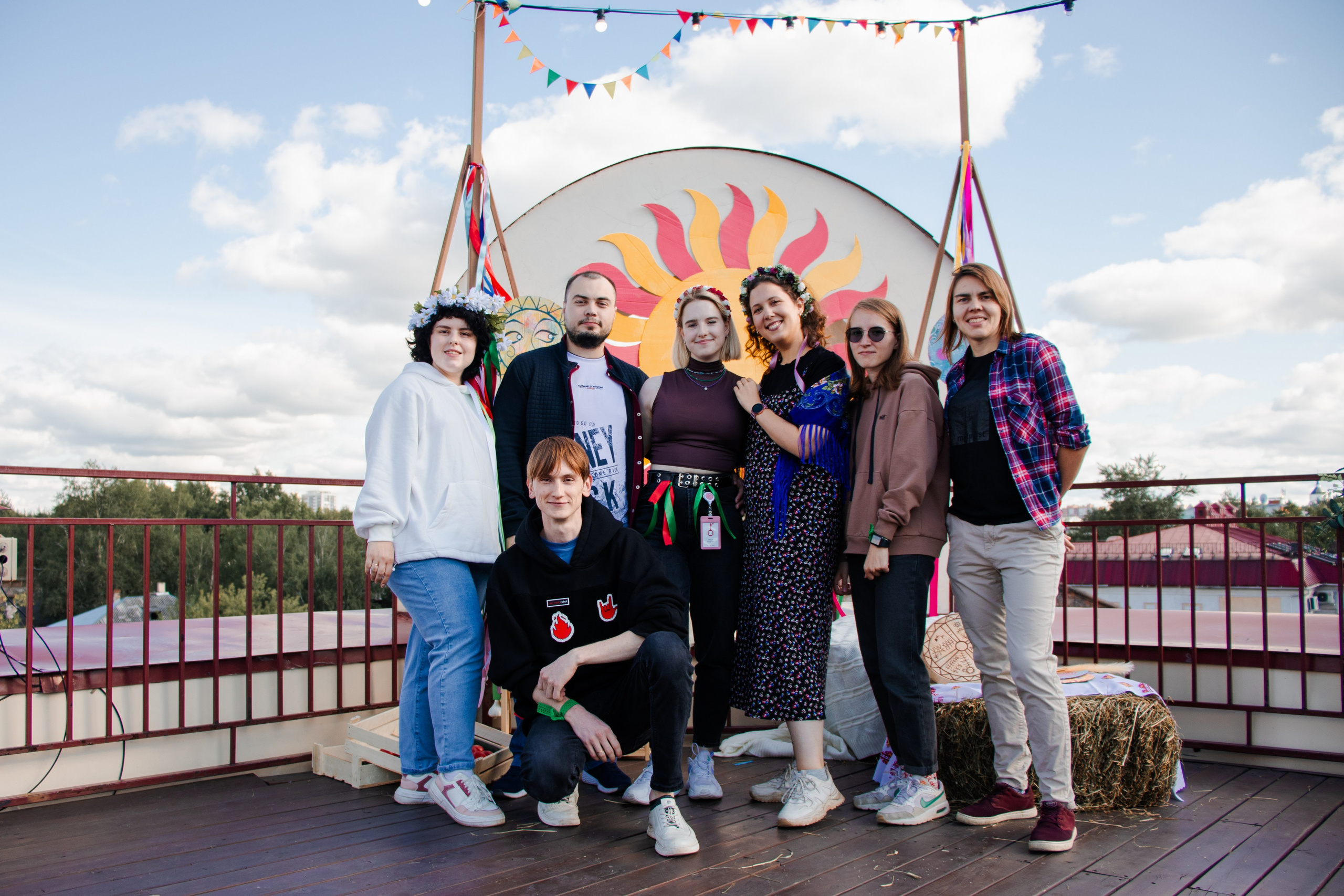 Съёмка корпоратива в городе Томск на крыше музея славянской мифологии