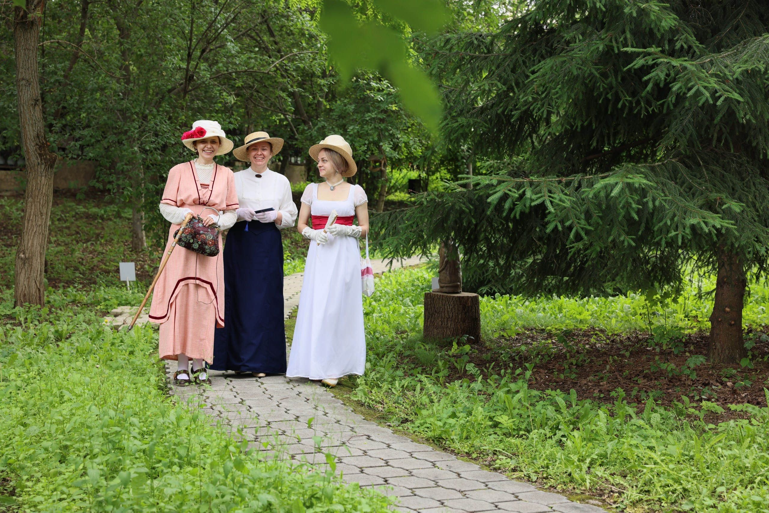 Усадьба Вересаева. Гости в саду. Фотограф в Туле Крупский АнДРей. Фотостудия «КАДР71» в Туле