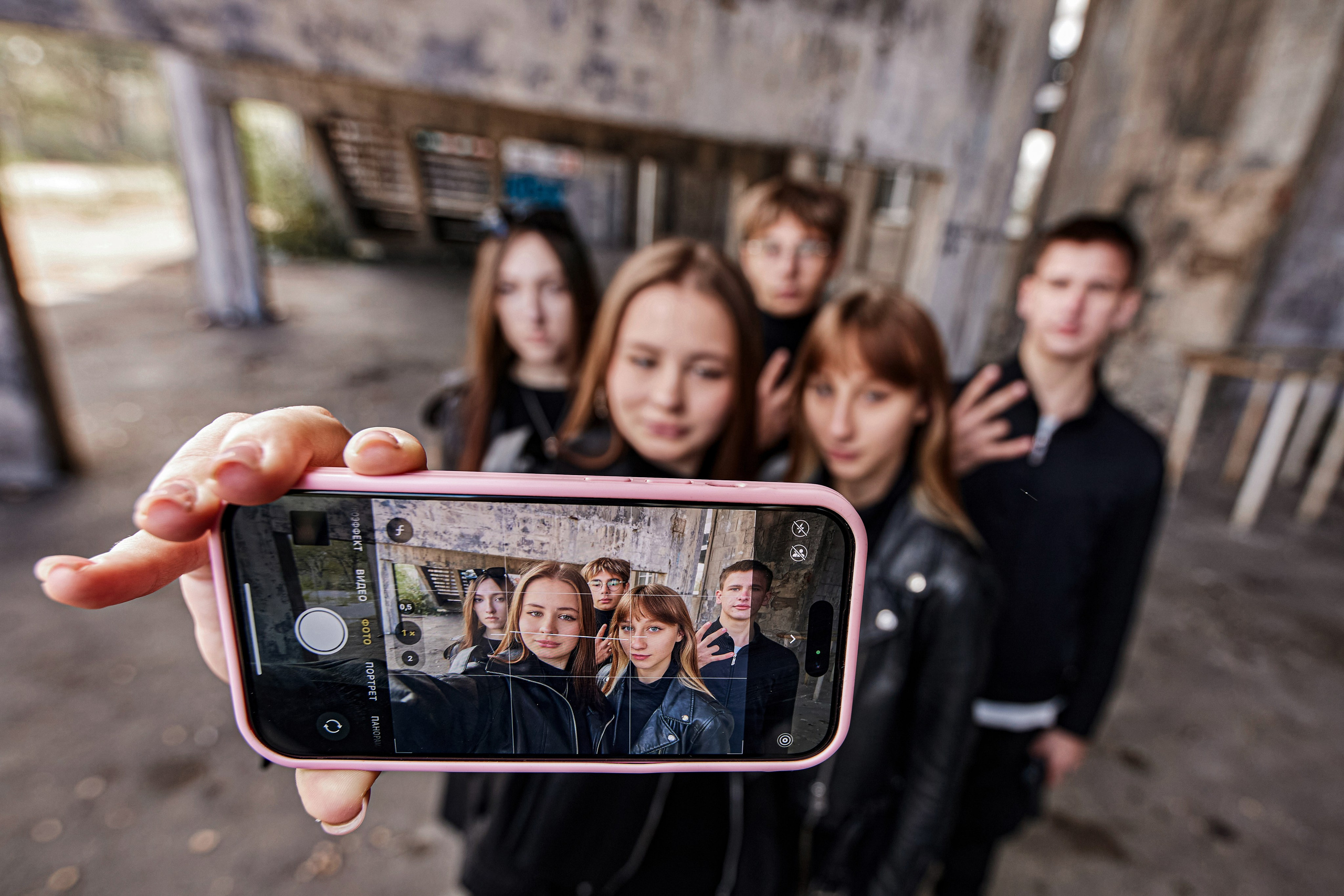 ШКОЛЬНИКИ. ВОЗЛЕ ПАРКА ЩЕРБАКОВА. Фотограф Татаринов Андрей (Донецк / Макеевка)