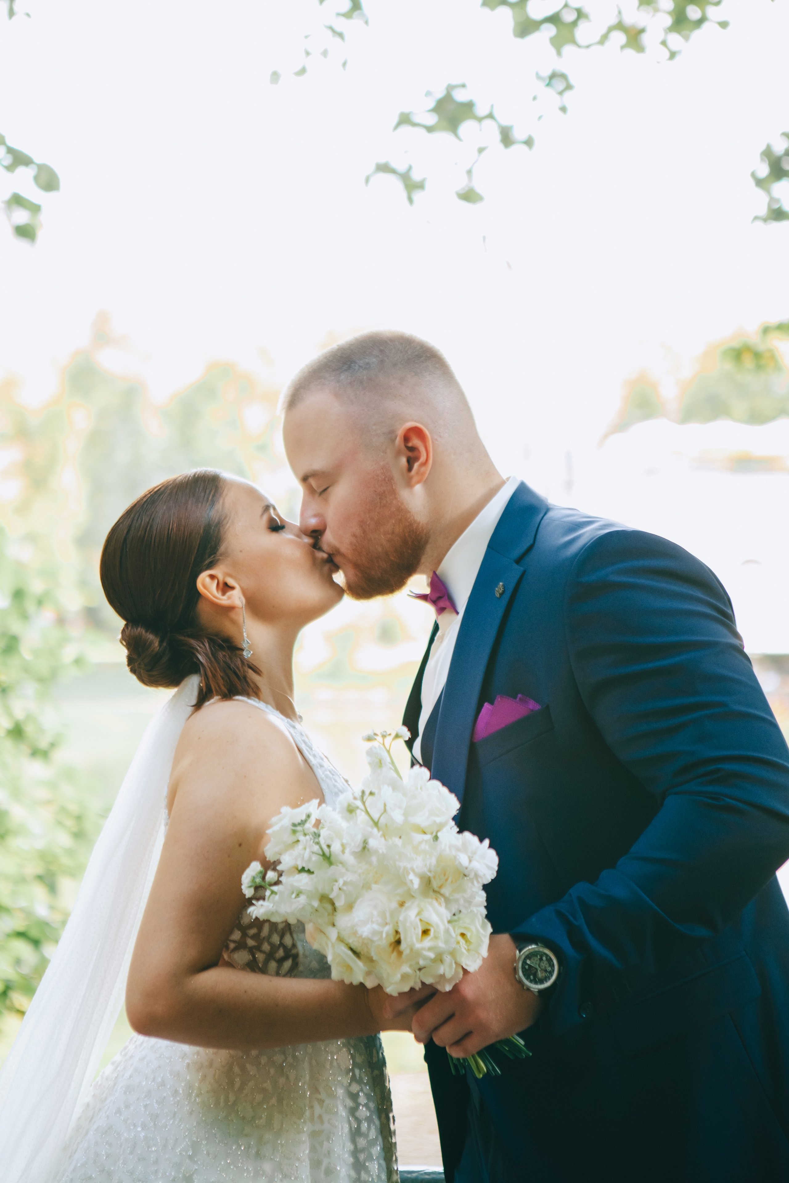жених целует невесту летом на патриках