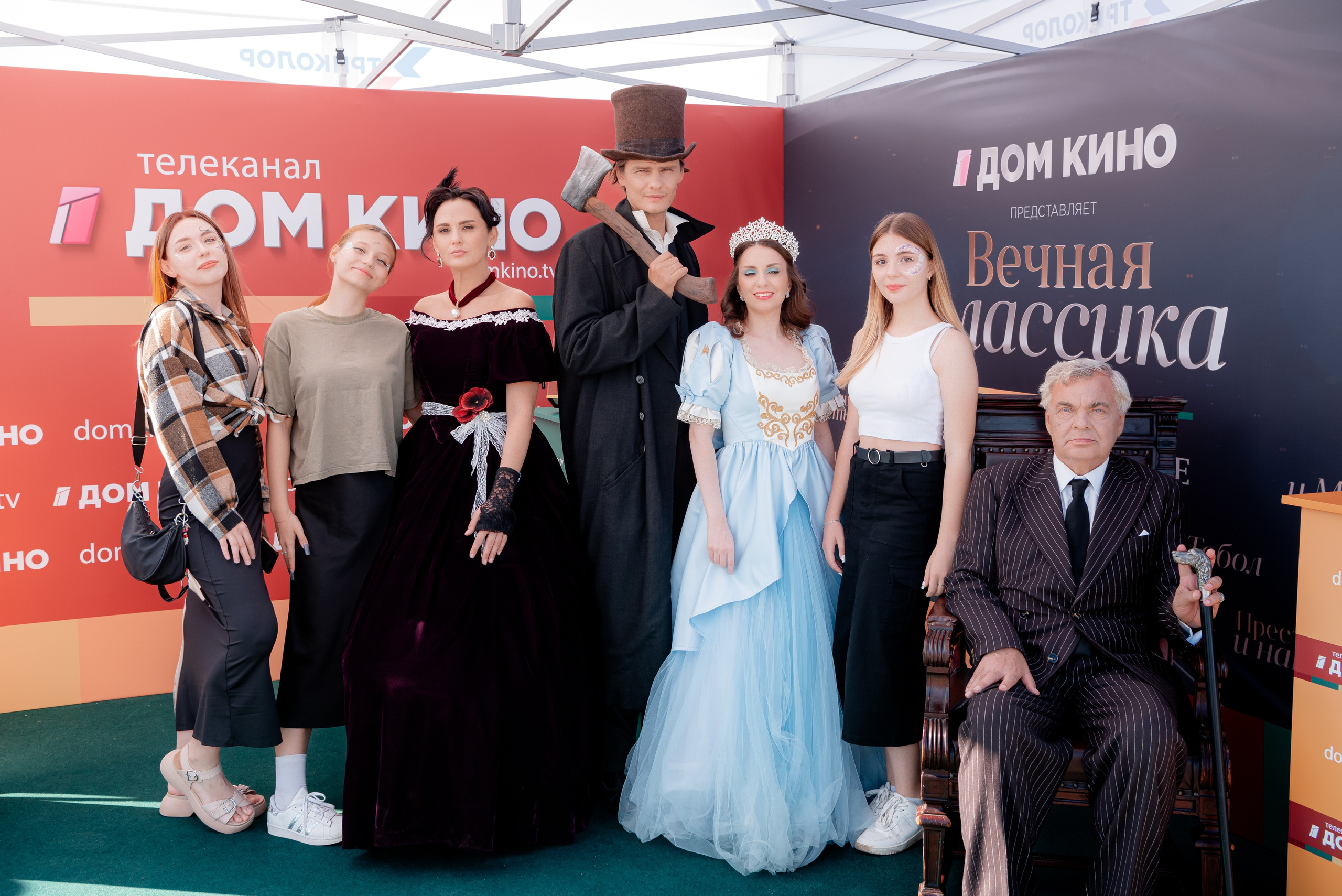 Портретные фото с артистами в палатке Триколор Дом Кинов на день города Волгоград. Фотограф в Волгограде и Волжском Александр Горбань