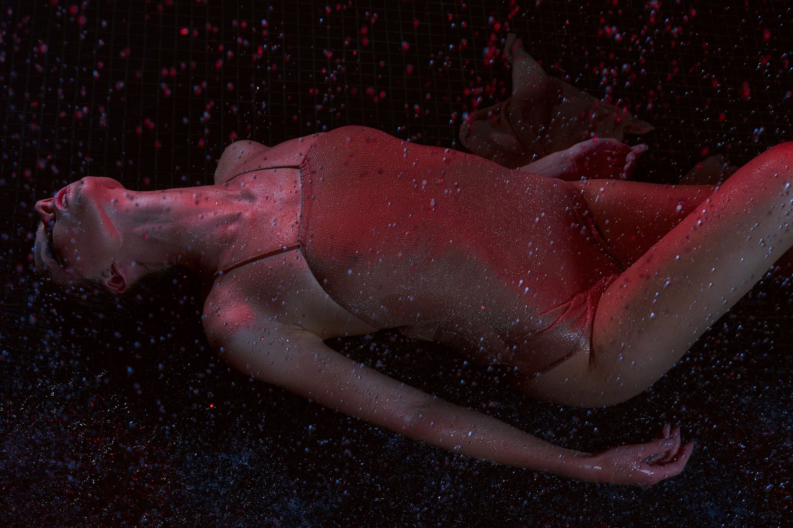 Аквафотосессия на черном фоне