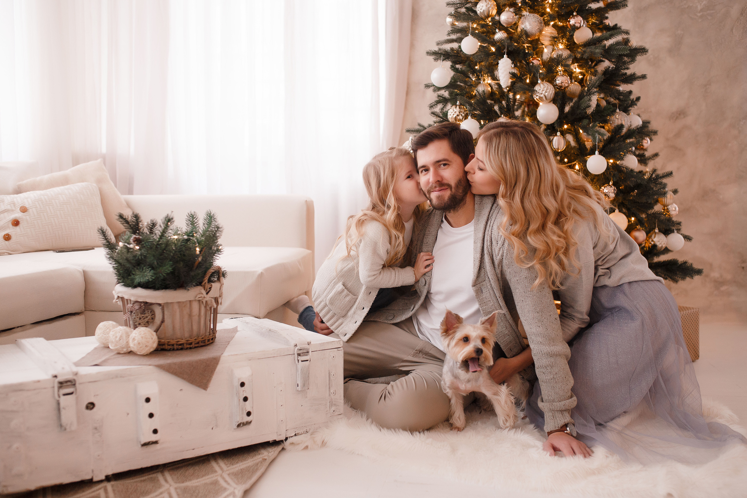 Семейная фотосессия в фотостудии и на природе в Твери. Свадебный и семейный фотограф в Твери и Тверской области