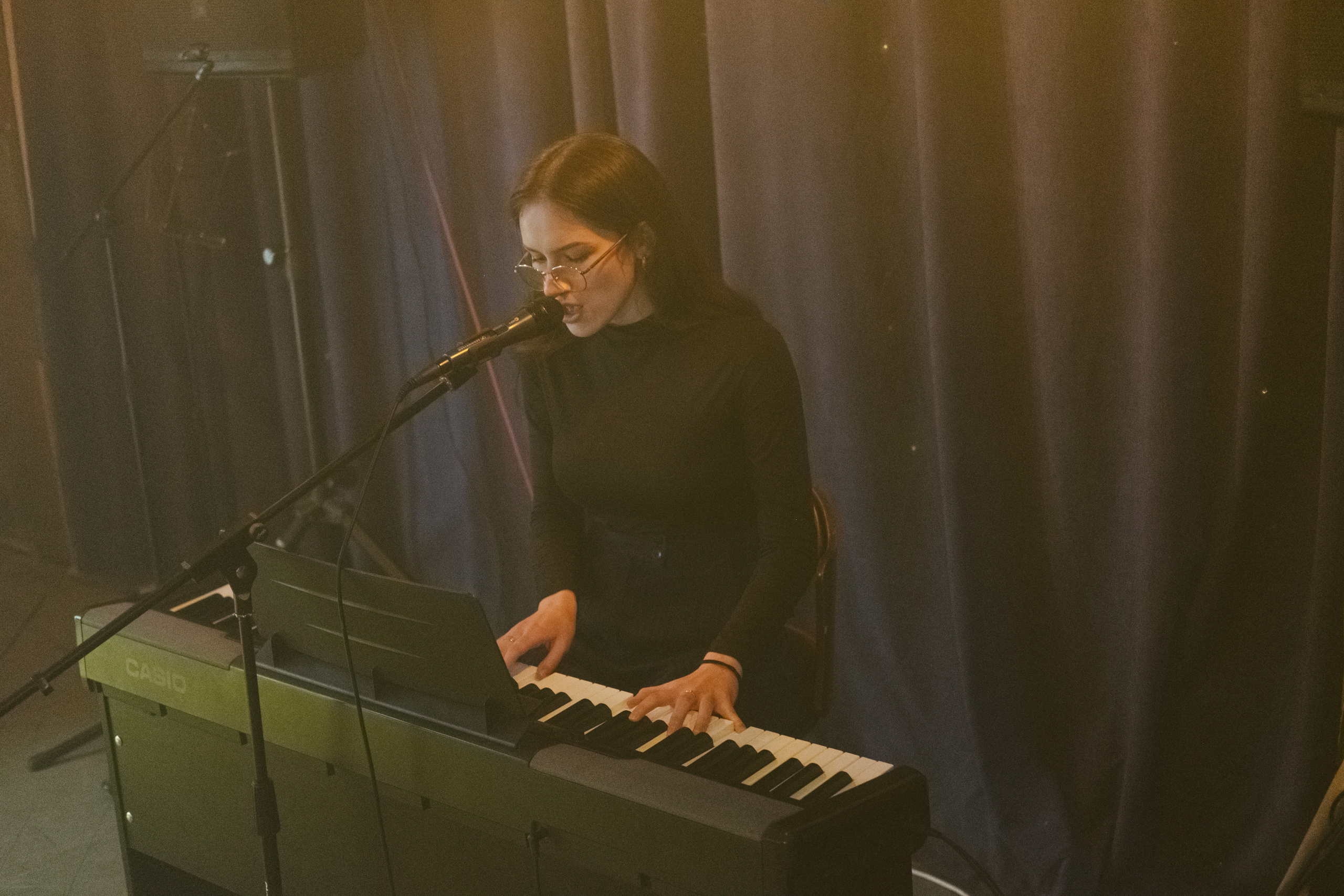 Концерт в кальянной Мистери. Фотограф в Иркутске Анна Мирошникова